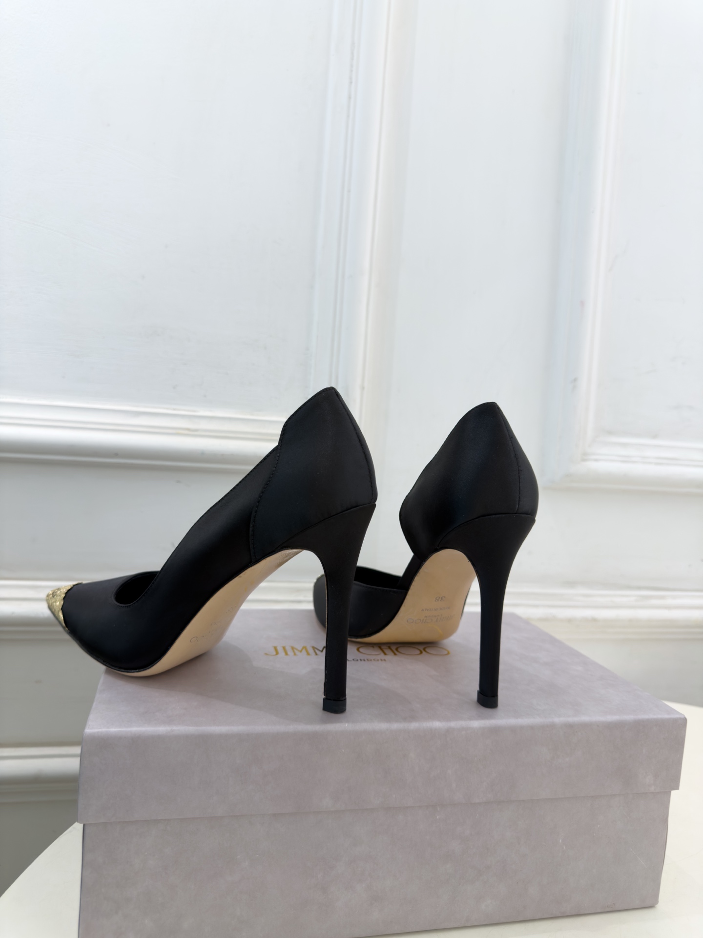 JimmyChoo 吉米周 26𝐬𝐬 ———      ✨ 2026秋冬新品 专柜最新 JC真丝缎面金属头内空高跟鞋  