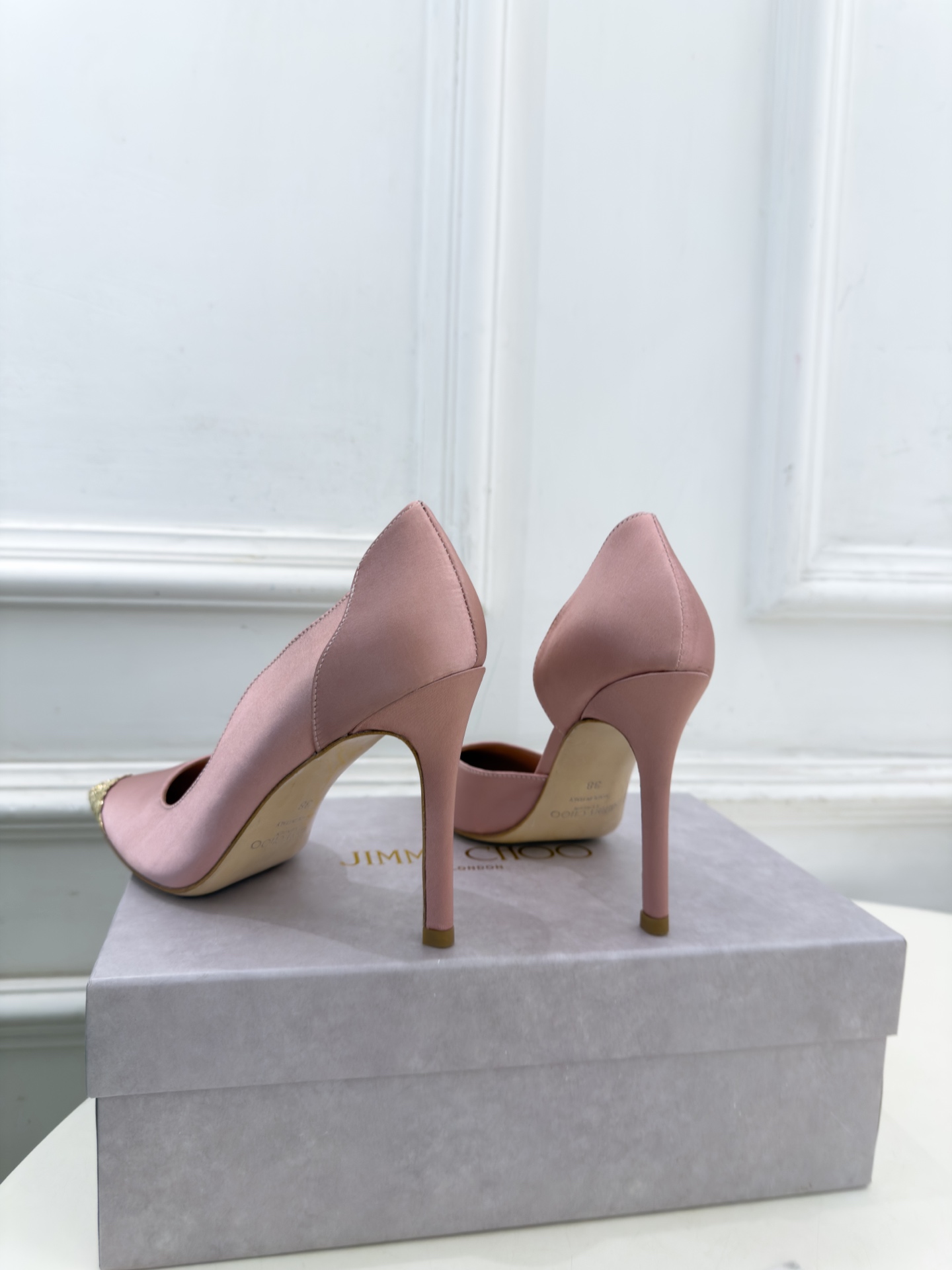JimmyChoo 吉米周 26𝐬𝐬 ———      ✨ 2026秋冬新品 专柜最新 JC真丝缎面金属头内空高跟鞋  