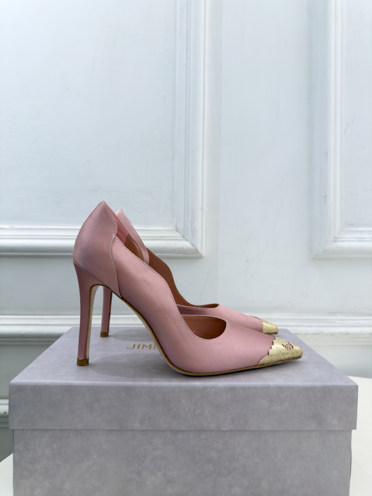 JimmyChoo 吉米周 26𝐬𝐬 ———      ✨ 2026秋冬新品 专柜最新 JC真丝缎面金属头内空高跟鞋  