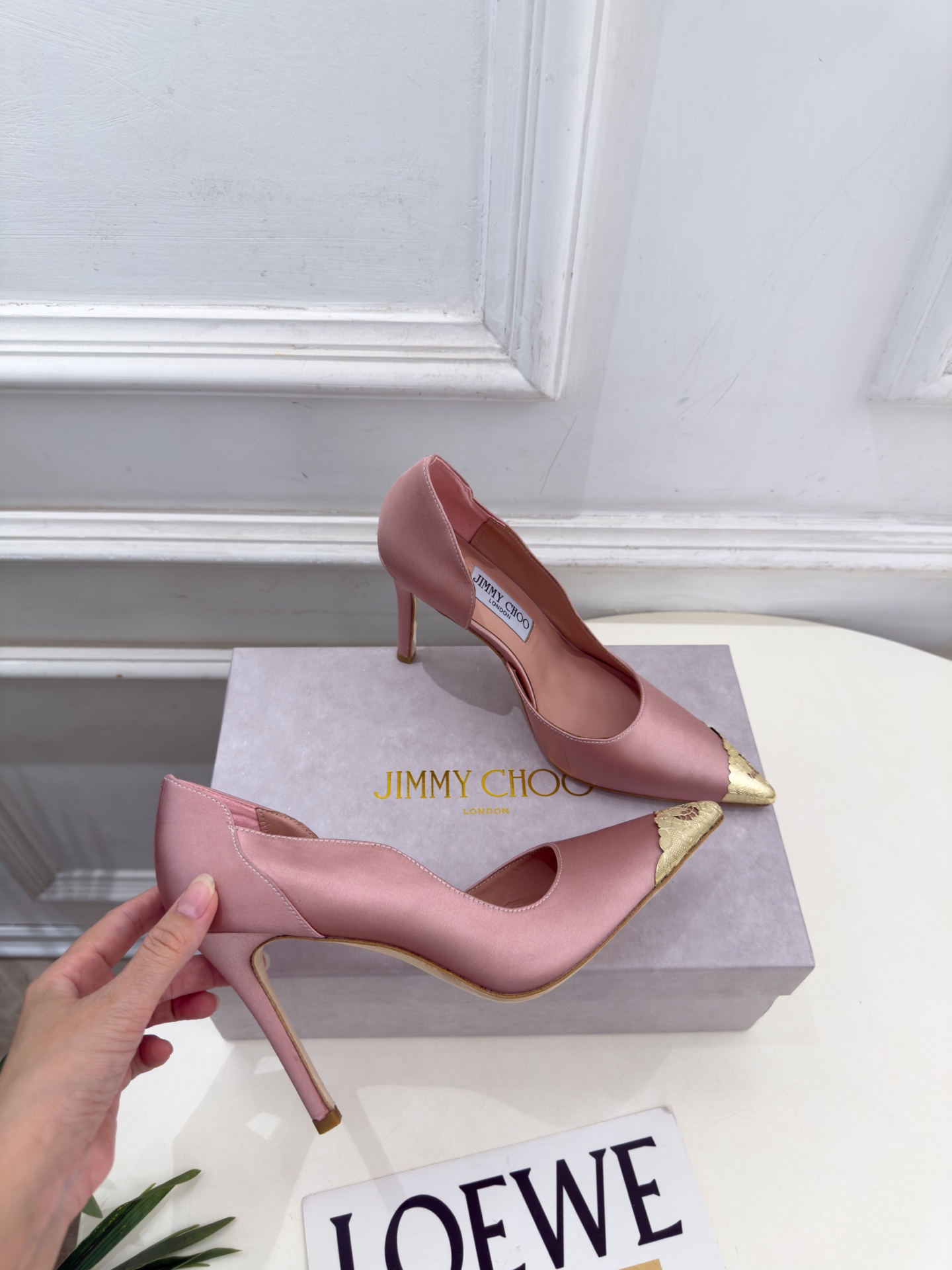 JimmyChoo 吉米周 26𝐬𝐬 ———      ✨ 2026秋冬新品 专柜最新 JC真丝缎面金属头内空高跟鞋  