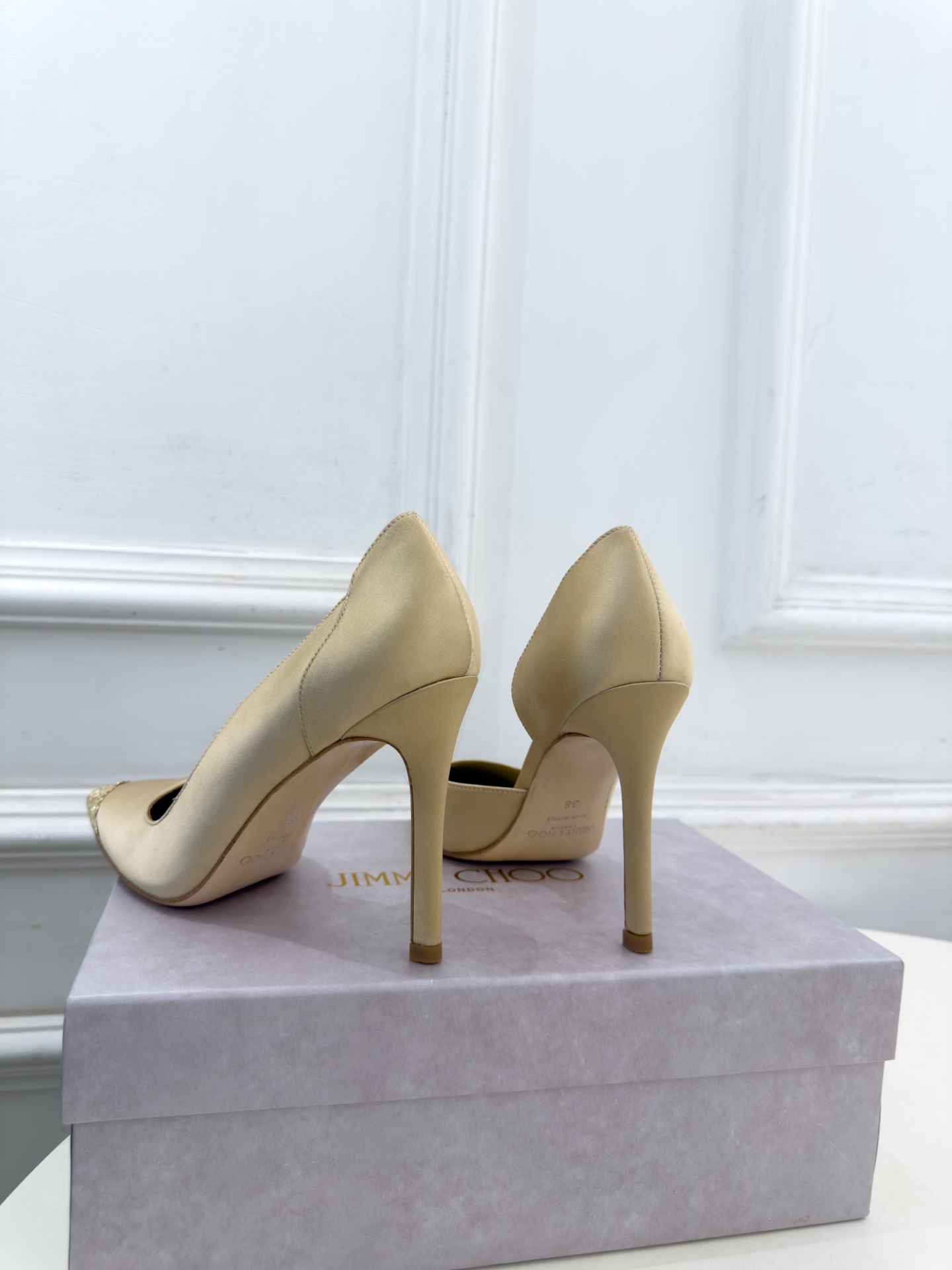 JimmyChoo 吉米周 26𝐬𝐬 ———      ✨ 2026秋冬新品 专柜最新 JC真丝缎面金属头内空高跟鞋  