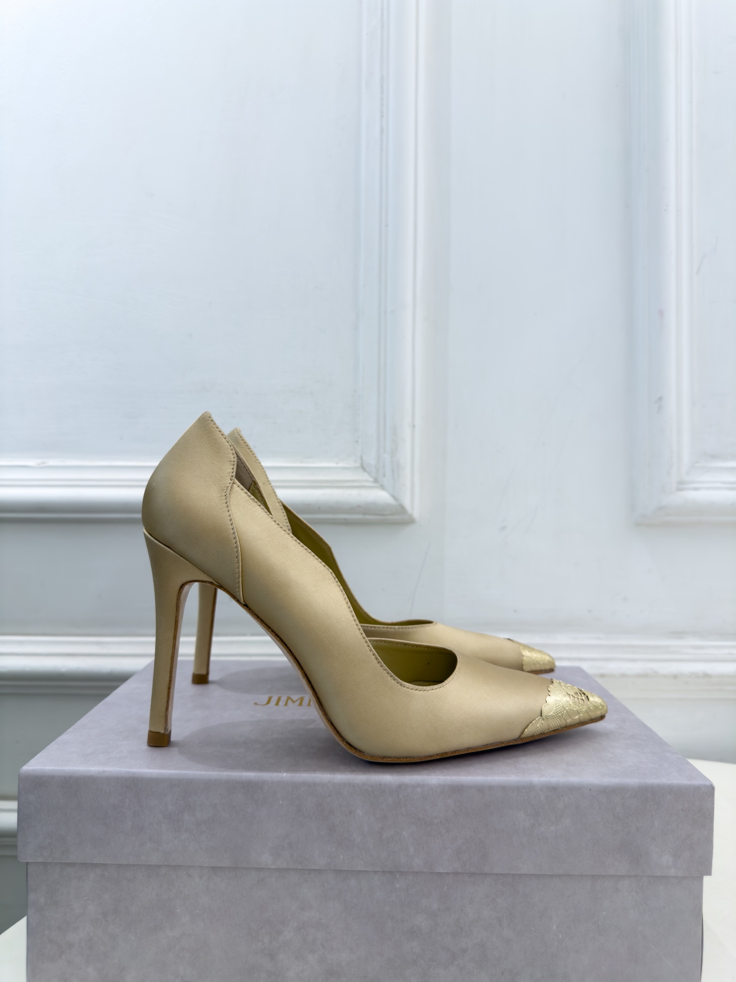 JimmyChoo 吉米周 26𝐬𝐬 ———      ✨ 2026秋冬新品 专柜最新 JC真丝缎面金属头内空高跟鞋  
