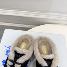 Burberry巴宝莉 2026秋冬新品 复古德训毛毛半拖鞋 ————————— 作为这两年最受欢迎的设计师牌,设计简单 Burberry巴宝莉 2026秋冬新品 复古德训毛毛半拖鞋 ————————— 作为这两年最受欢迎的设计师牌,设计简单