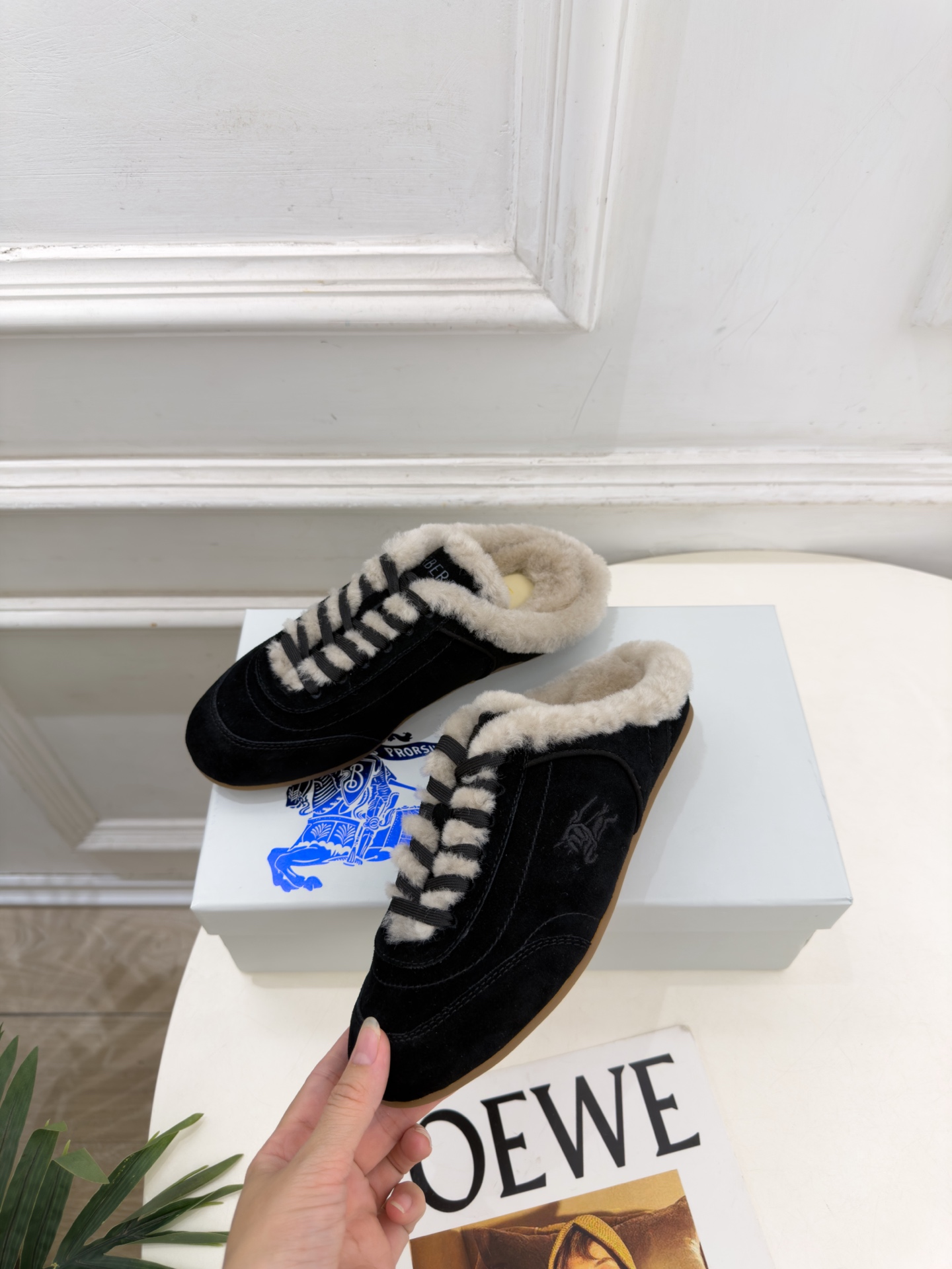 Burberry巴宝莉 2026秋冬新品 复古德训毛毛半拖鞋 ————————— 作为这两年最受欢迎的设计师牌,设计简单 Burberry巴宝莉 2026秋冬新品 复古德训毛毛半拖鞋 ————————— 作为这两年最受欢迎的设计师牌,设计简单