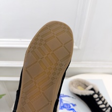 Burberry巴宝莉 2026秋冬新品 复古德训毛毛半拖鞋 ————————— 作为这两年最受欢迎的设计师牌,设计简单 Burberry巴宝莉 2026秋冬新品 复古德训毛毛半拖鞋 ————————— 作为这两年最受欢迎的设计师牌,设计简单
