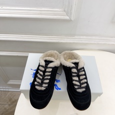 Burberry巴宝莉 2026秋冬新品 复古德训毛毛半拖鞋 ————————— 作为这两年最受欢迎的设计师牌,设计简单 Burberry巴宝莉 2026秋冬新品 复古德训毛毛半拖鞋 ————————— 作为这两年最受欢迎的设计师牌,设计简单