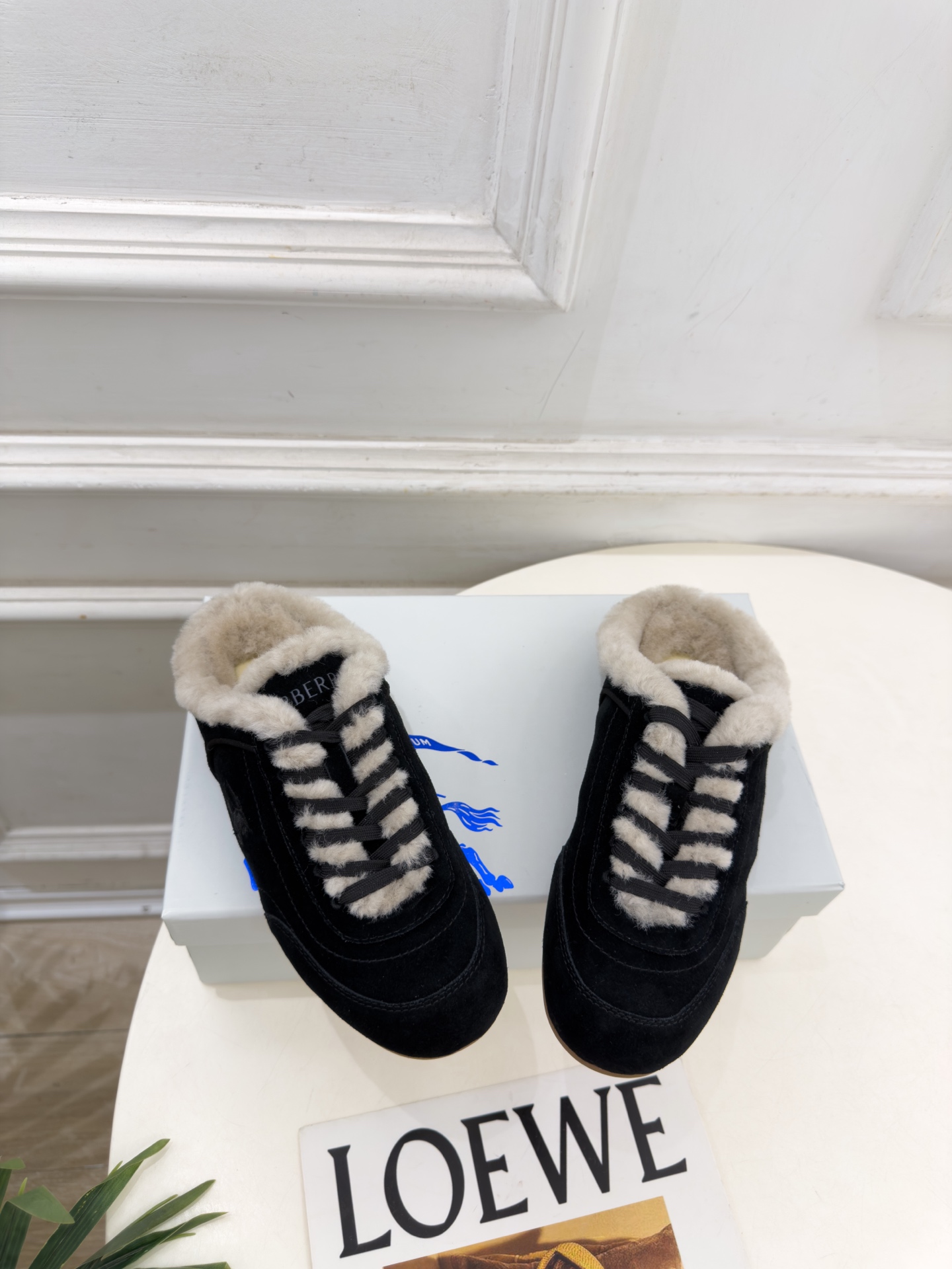 Burberry巴宝莉 2026秋冬新品 复古德训毛毛半拖鞋 ————————— 作为这两年最受欢迎的设计师牌,设计简单 Burberry巴宝莉 2026秋冬新品 复古德训毛毛半拖鞋 ————————— 作为这两年最受欢迎的设计师牌,设计简单