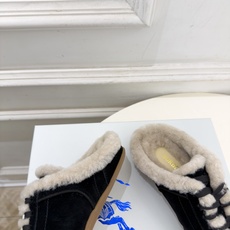 Burberry巴宝莉 2026秋冬新品 复古德训毛毛半拖鞋 ————————— 作为这两年最受欢迎的设计师牌,设计简单 Burberry巴宝莉 2026秋冬新品 复古德训毛毛半拖鞋 ————————— 作为这两年最受欢迎的设计师牌,设计简单