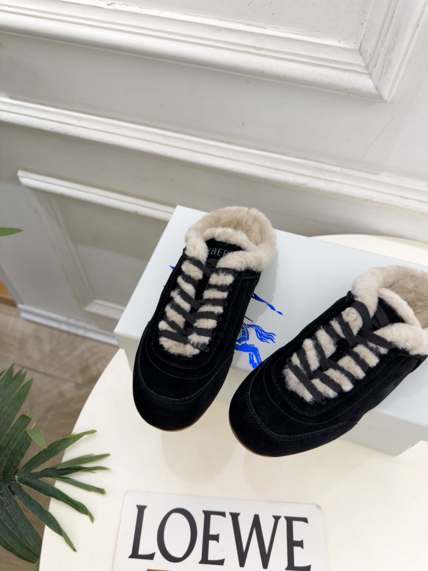 Burberry巴宝莉 2026秋冬新品 复古德训毛毛半拖鞋 ————————— 作为这两年最受欢迎的设计师牌,设计简单 Burberry巴宝莉 2026秋冬新品 复古德训毛毛半拖鞋 ————————— 作为这两年最受欢迎的设计师牌,设计简单