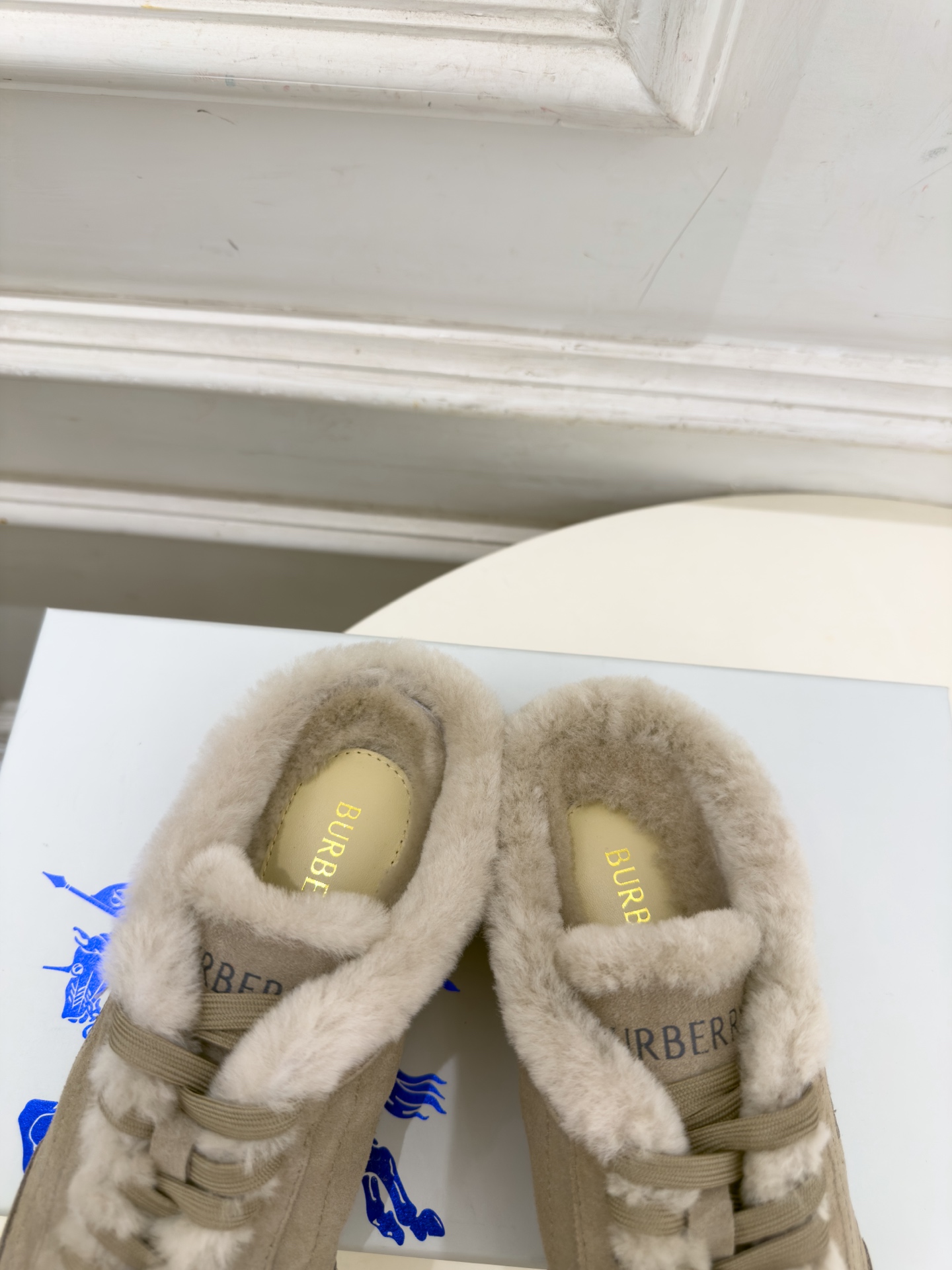 Burberry巴宝莉 2026秋冬新品 复古德训毛毛半拖鞋 ————————— 作为这两年最受欢迎的设计师牌，设计简单