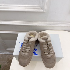 Burberry巴宝莉 2026秋冬新品 复古德训毛毛半拖鞋 ————————— 作为这两年最受欢迎的设计师牌,设计简单 Burberry巴宝莉 2026秋冬新品 复古德训毛毛半拖鞋 ————————— 作为这两年最受欢迎的设计师牌,设计简单
