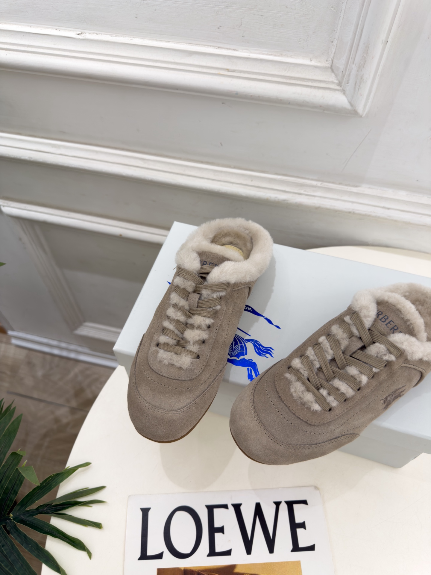 Burberry巴宝莉 2026秋冬新品 复古德训毛毛半拖鞋 ————————— 作为这两年最受欢迎的设计师牌，设计简单