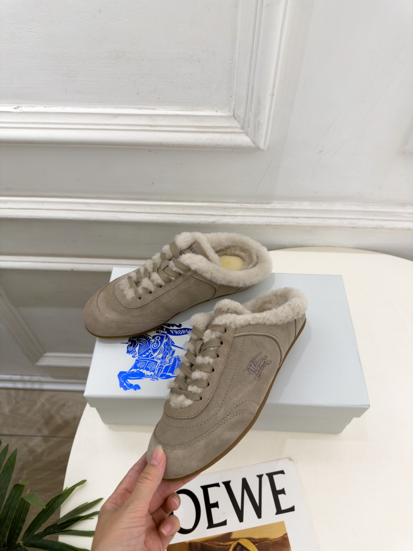 Burberry巴宝莉 2026秋冬新品 复古德训毛毛半拖鞋 ————————— 作为这两年最受欢迎的设计师牌，设计简单