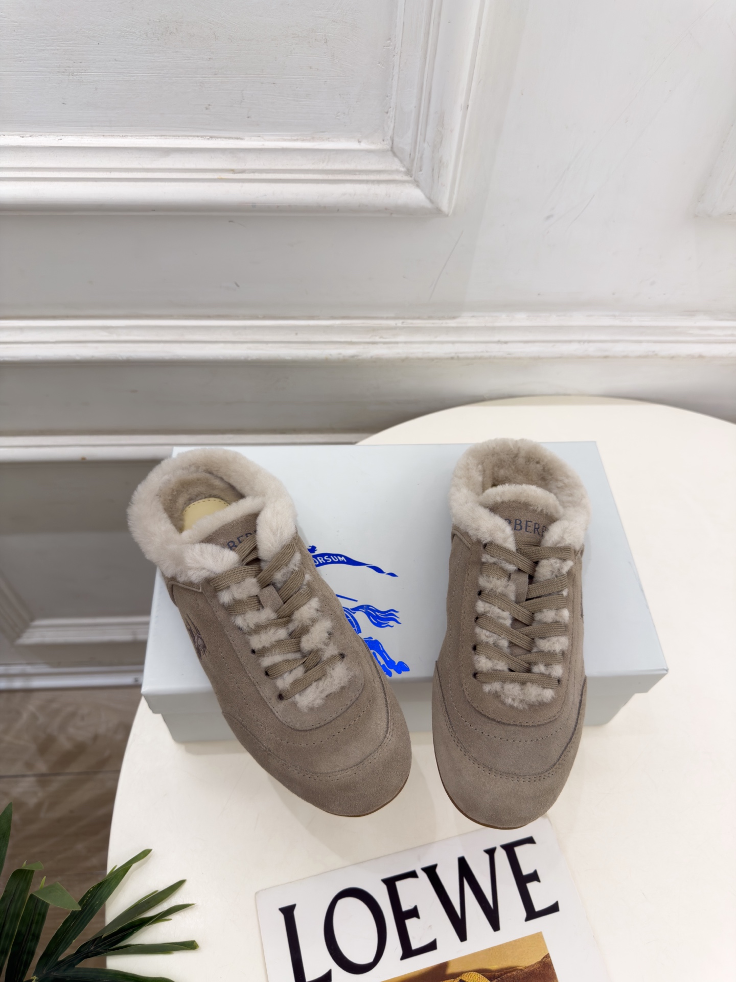 Burberry巴宝莉 2026秋冬新品 复古德训毛毛半拖鞋 ————————— 作为这两年最受欢迎的设计师牌，设计简单