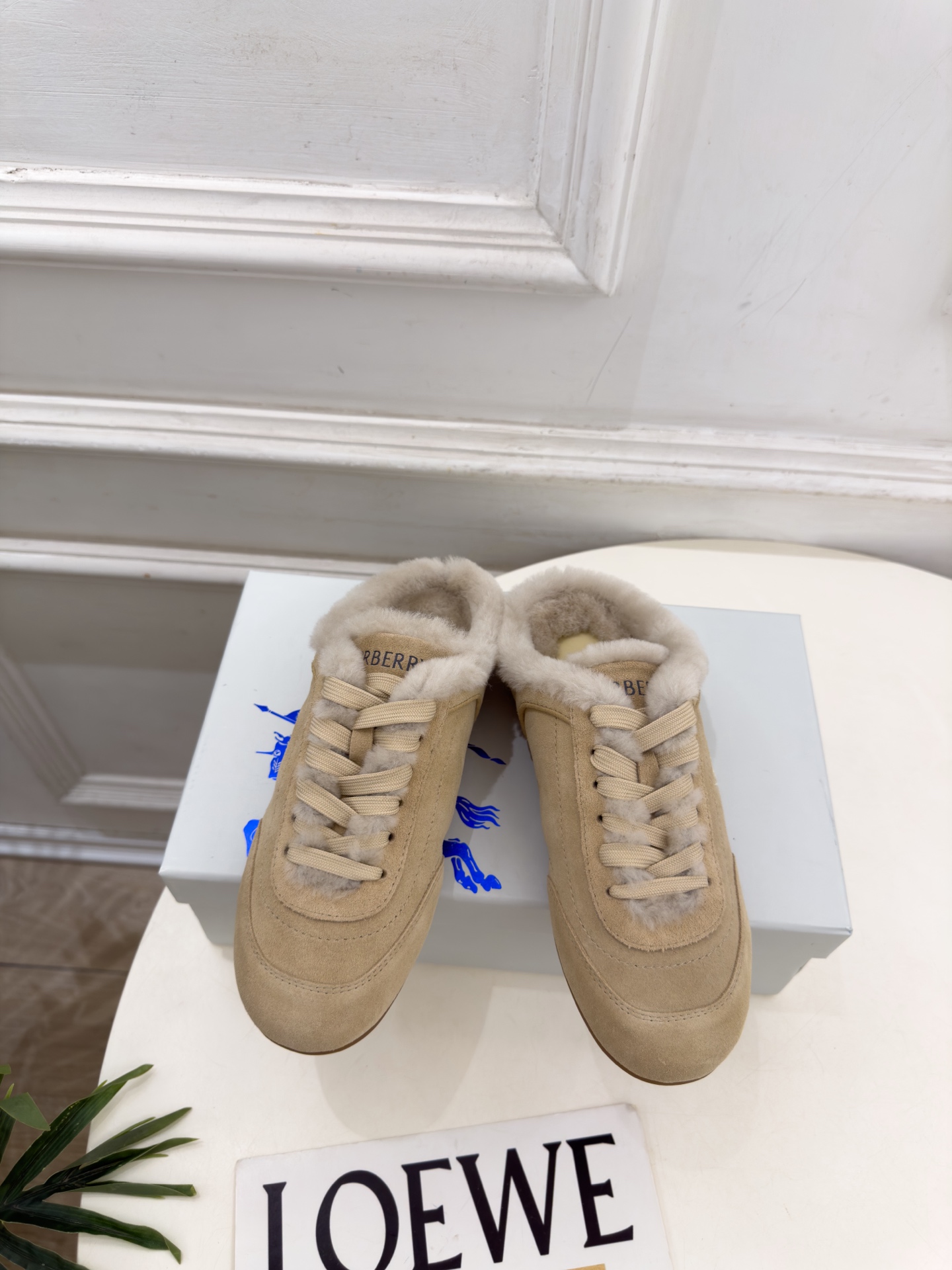Burberry巴宝莉 2026秋冬新品 复古德训毛毛半拖鞋 ————————— 作为这两年最受欢迎的设计师牌,设计简单 Burberry巴宝莉 2026秋冬新品 复古德训毛毛半拖鞋 ————————— 作为这两年最受欢迎的设计师牌,设计简单