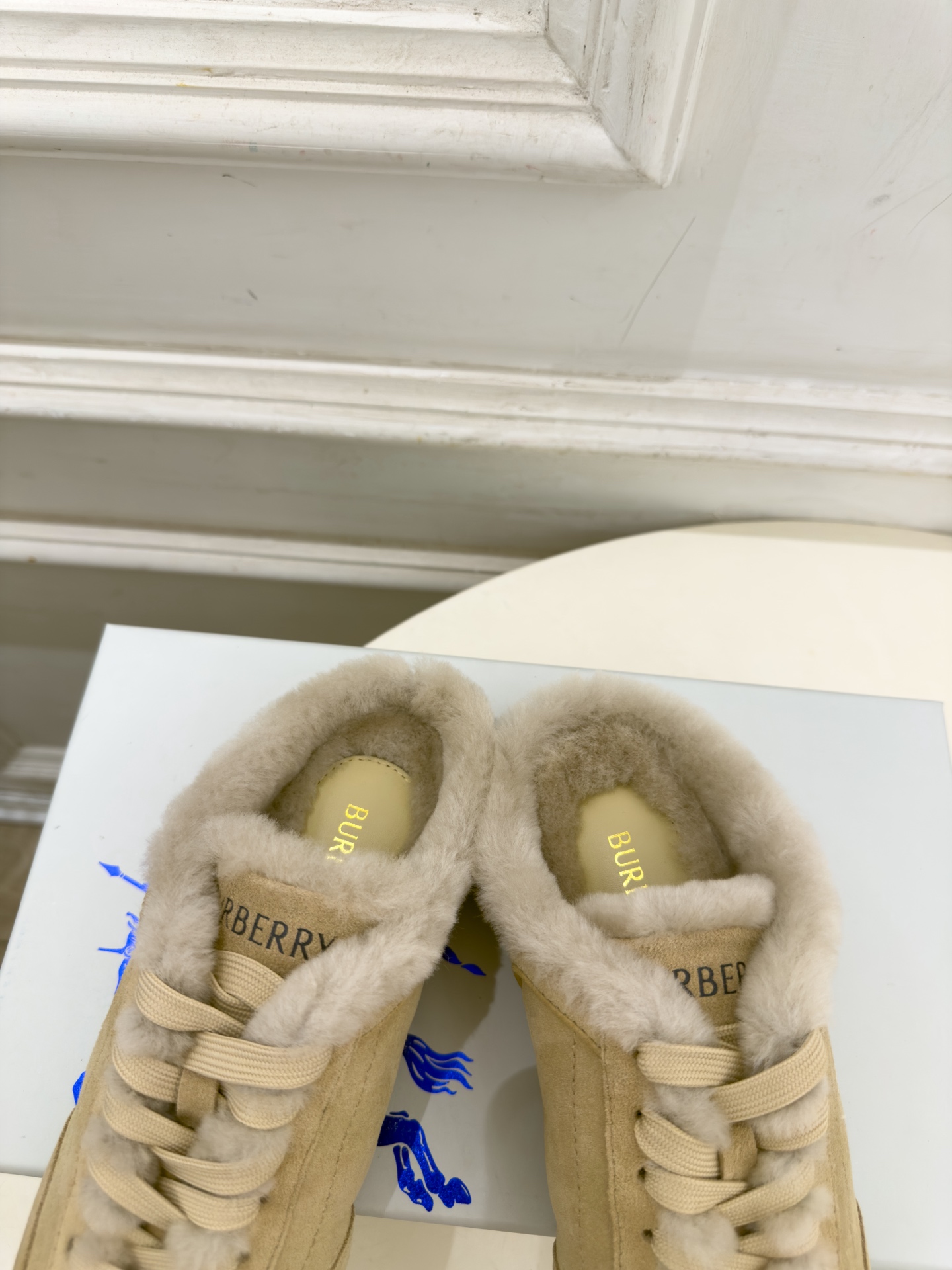 Burberry巴宝莉 2026秋冬新品 复古德训毛毛半拖鞋 ————————— 作为这两年最受欢迎的设计师牌,设计简单 Burberry巴宝莉 2026秋冬新品 复古德训毛毛半拖鞋 ————————— 作为这两年最受欢迎的设计师牌,设计简单