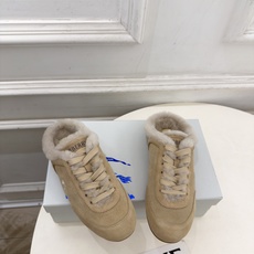 Burberry巴宝莉 2026秋冬新品 复古德训毛毛半拖鞋 ————————— 作为这两年最受欢迎的设计师牌,设计简单 Burberry巴宝莉 2026秋冬新品 复古德训毛毛半拖鞋 ————————— 作为这两年最受欢迎的设计师牌,设计简单