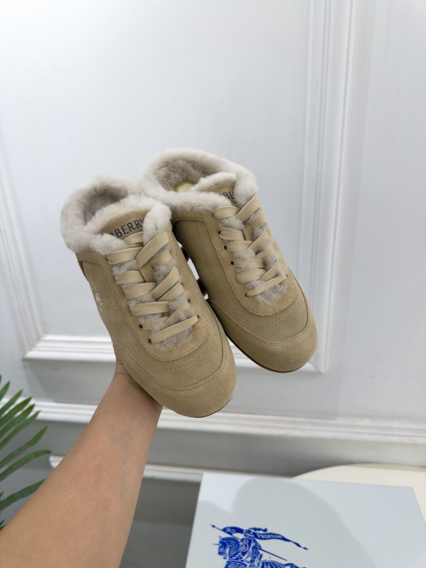 Burberry巴宝莉 2026秋冬新品 复古德训毛毛半拖鞋 ————————— 作为这两年最受欢迎的设计师牌,设计简单 Burberry巴宝莉 2026秋冬新品 复古德训毛毛半拖鞋 ————————— 作为这两年最受欢迎的设计师牌,设计简单