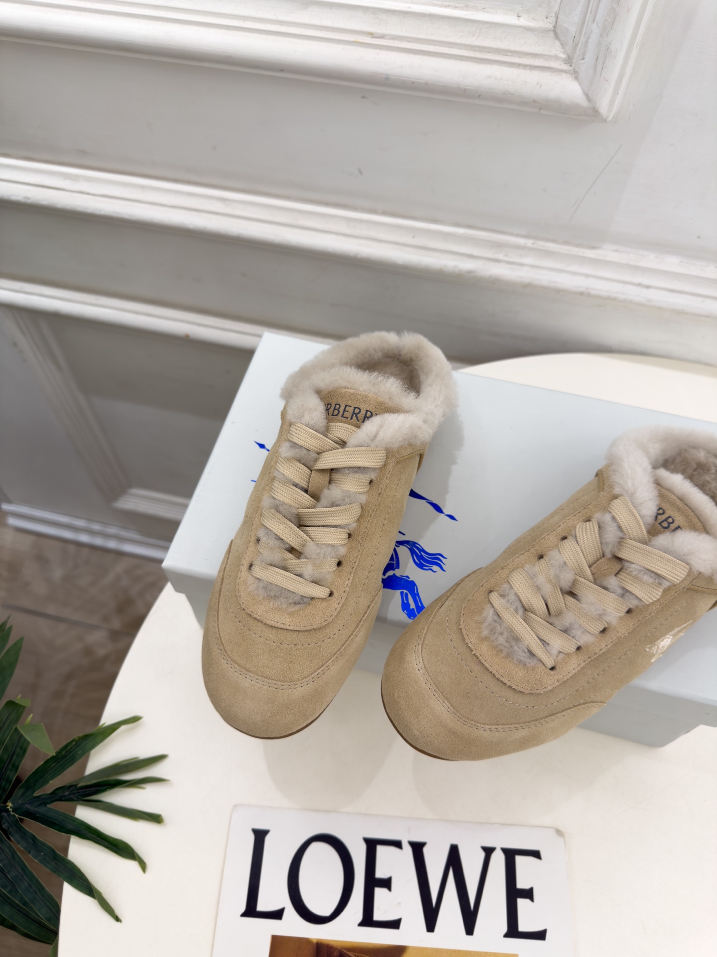 Burberry巴宝莉 2026秋冬新品 复古德训毛毛半拖鞋 ————————— 作为这两年最受欢迎的设计师牌,设计简单 Burberry巴宝莉 2026秋冬新品 复古德训毛毛半拖鞋 ————————— 作为这两年最受欢迎的设计师牌,设计简单
