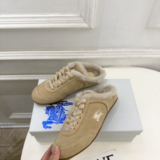 Burberry巴宝莉 2026秋冬新品 复古德训毛毛半拖鞋 ————————— 作为这两年最受欢迎的设计师牌,设计简单 Burberry巴宝莉 2026秋冬新品 复古德训毛毛半拖鞋 ————————— 作为这两年最受欢迎的设计师牌,设计简单