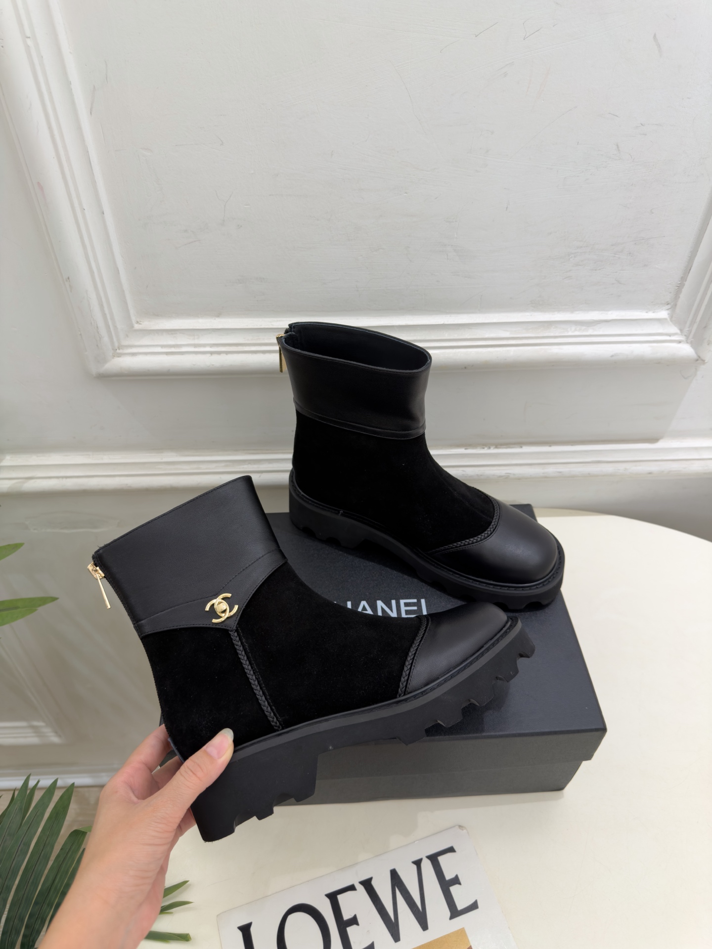𝐂𝐇𝐀𝐍𝐄𝐋  | 小香  26𝐬𝐬  🦋2026 秋冬新品 专柜经典走秀款 小香双C后拉链厚底短靴 系列上新〰 🍬 B
