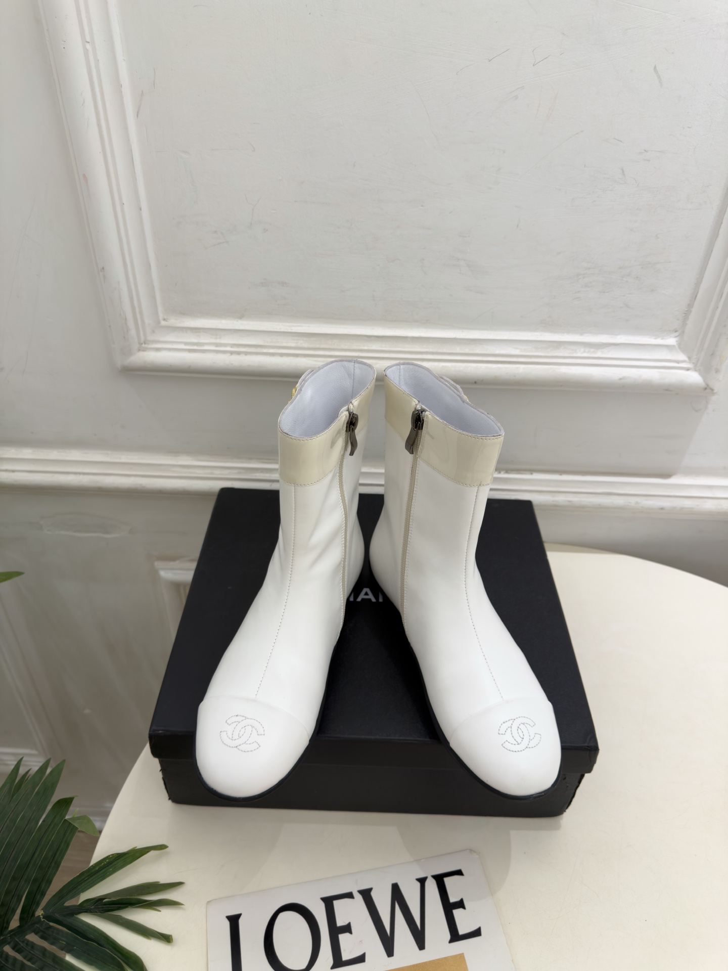 𝐂𝐇𝐀𝐍𝐄𝐋  | 小香  26𝐬𝐬  🦋2026 秋冬新品 专柜经典走秀款 小香双C书包扣内拉链休闲短靴 系列上新〰 