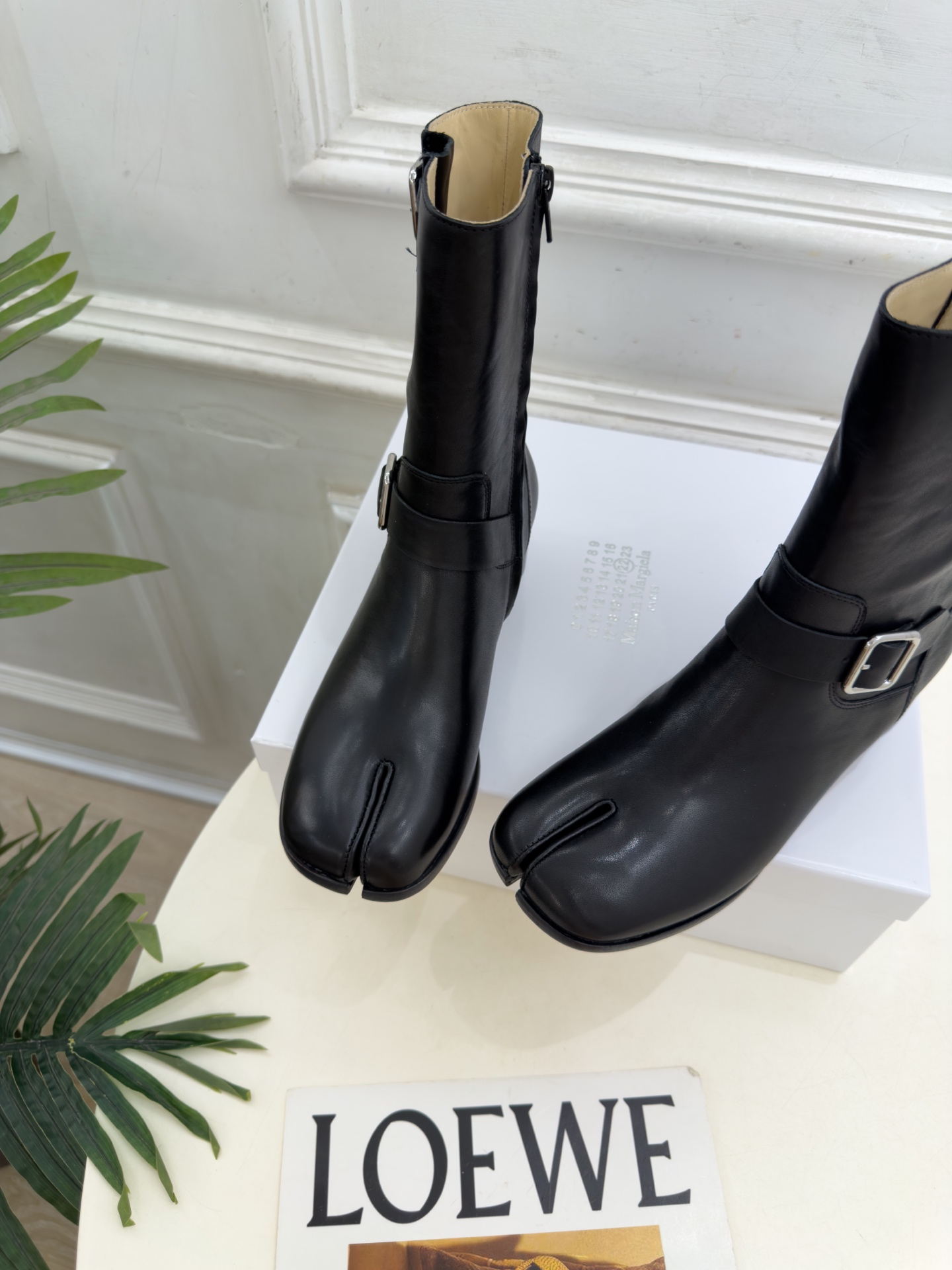 Maison Margiela· 马吉拉26𝐬𝐬 2026秋冬新品 MM6复古皮带扣分趾粗跟短靴———————— MM Maison Margiela· 马吉拉26𝐬𝐬 2026秋冬新品 MM6复古皮带扣分趾粗跟短靴———————— MM