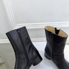 Maison Margiela· 马吉拉26𝐬𝐬 2026秋冬新品 MM6复古皮带扣分趾粗跟短靴———————— MM Maison Margiela· 马吉拉26𝐬𝐬 2026秋冬新品 MM6复古皮带扣分趾粗跟短靴———————— MM