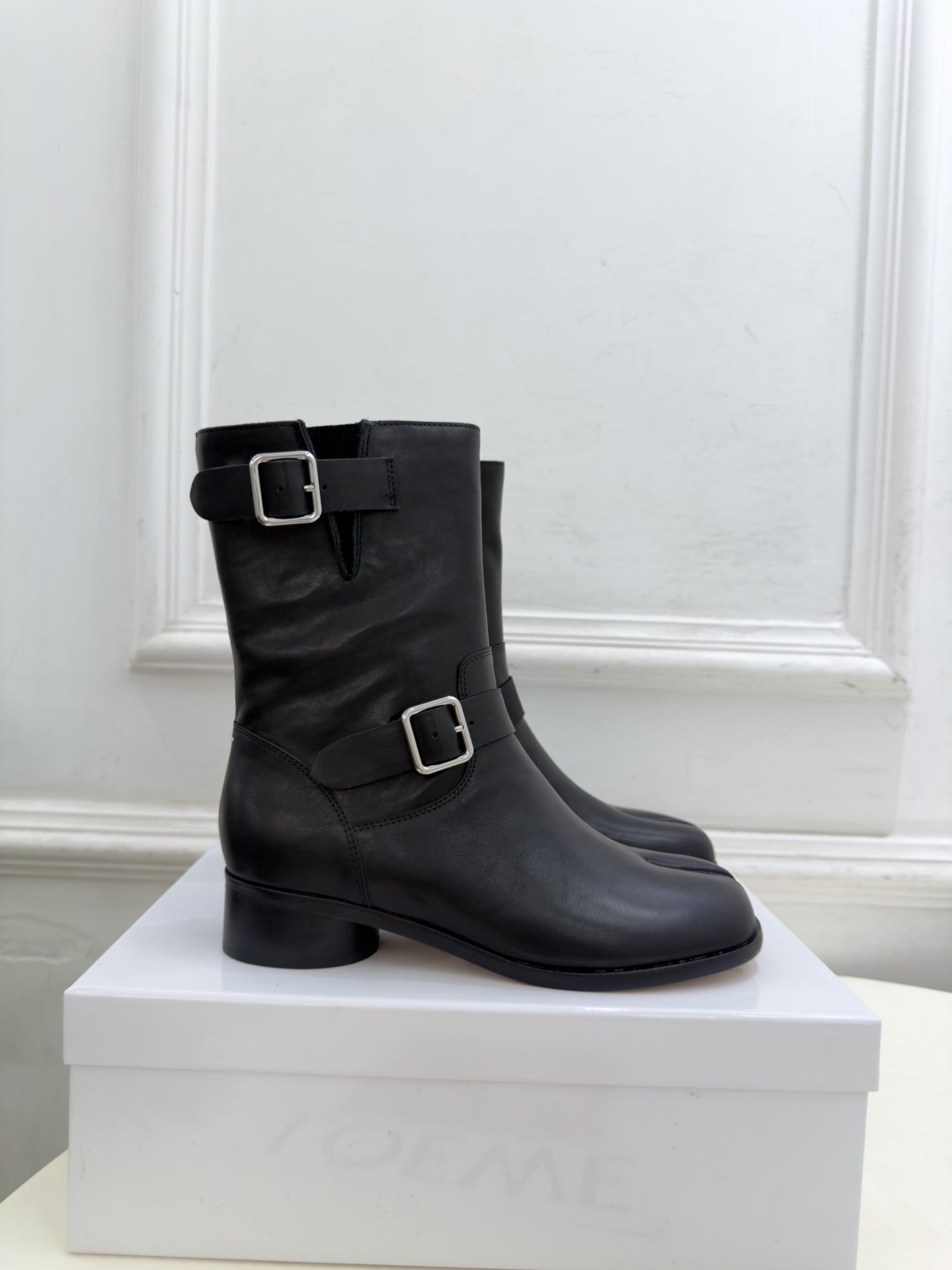 Maison Margiela· 马吉拉26𝐬𝐬 2026秋冬新品 MM6复古皮带扣分趾粗跟短靴———————— MM Maison Margiela· 马吉拉26𝐬𝐬 2026秋冬新品 MM6复古皮带扣分趾粗跟短靴———————— MM