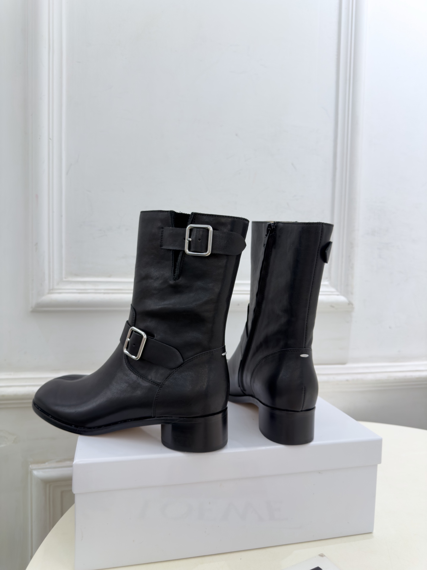 Maison Margiela· 马吉拉26𝐬𝐬 2026秋冬新品 MM6复古皮带扣分趾粗跟短靴———————— MM Maison Margiela· 马吉拉26𝐬𝐬 2026秋冬新品 MM6复古皮带扣分趾粗跟短靴———————— MM