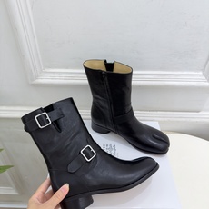 Maison Margiela· 马吉拉26𝐬𝐬 2026秋冬新品 MM6复古皮带扣分趾粗跟短靴———————— MM Maison Margiela· 马吉拉26𝐬𝐬 2026秋冬新品 MM6复古皮带扣分趾粗跟短靴———————— MM