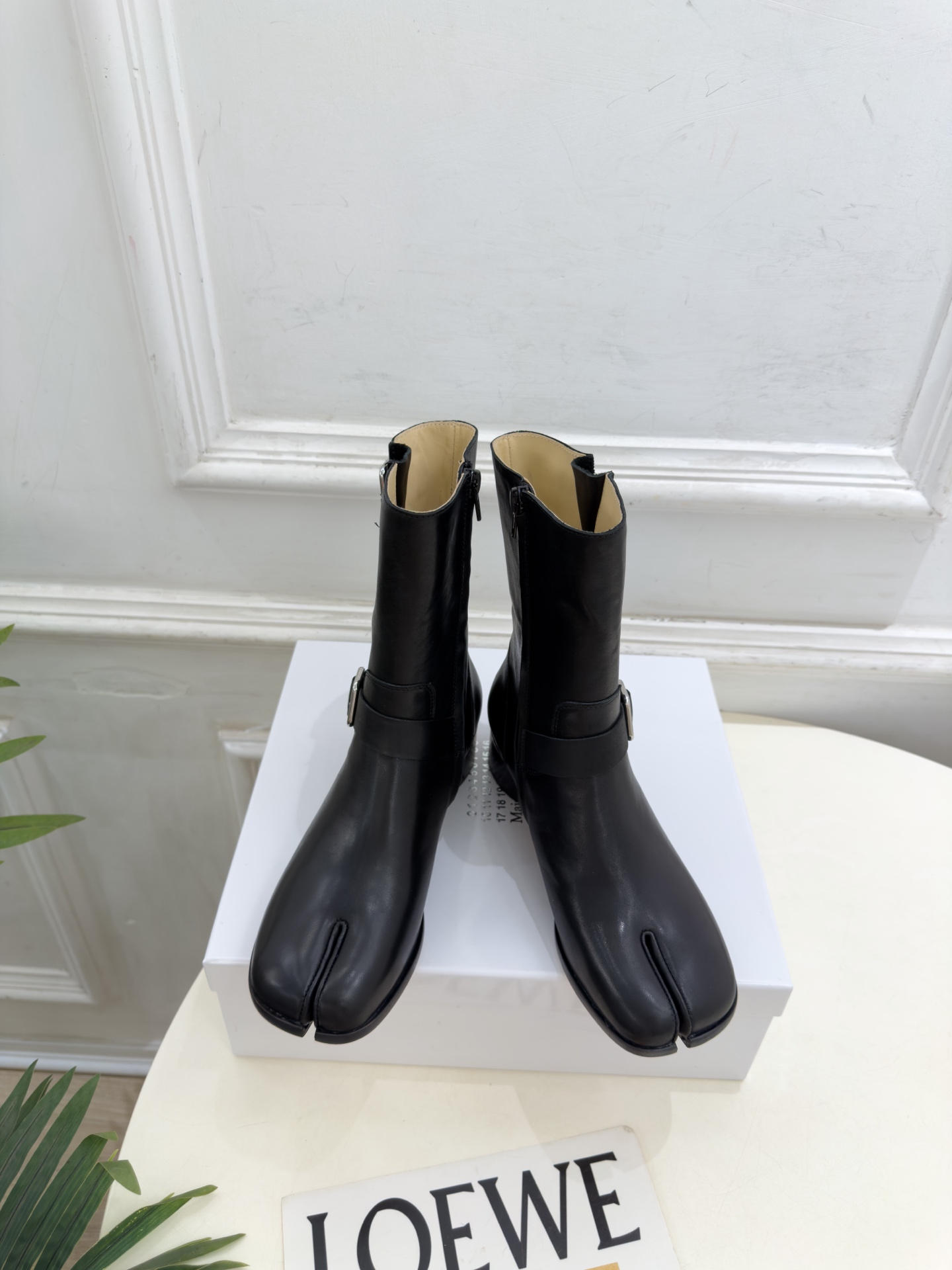 Maison Margiela· 马吉拉26𝐬𝐬  2026秋冬新品 MM6复古皮带扣分趾粗跟短靴———————— MM