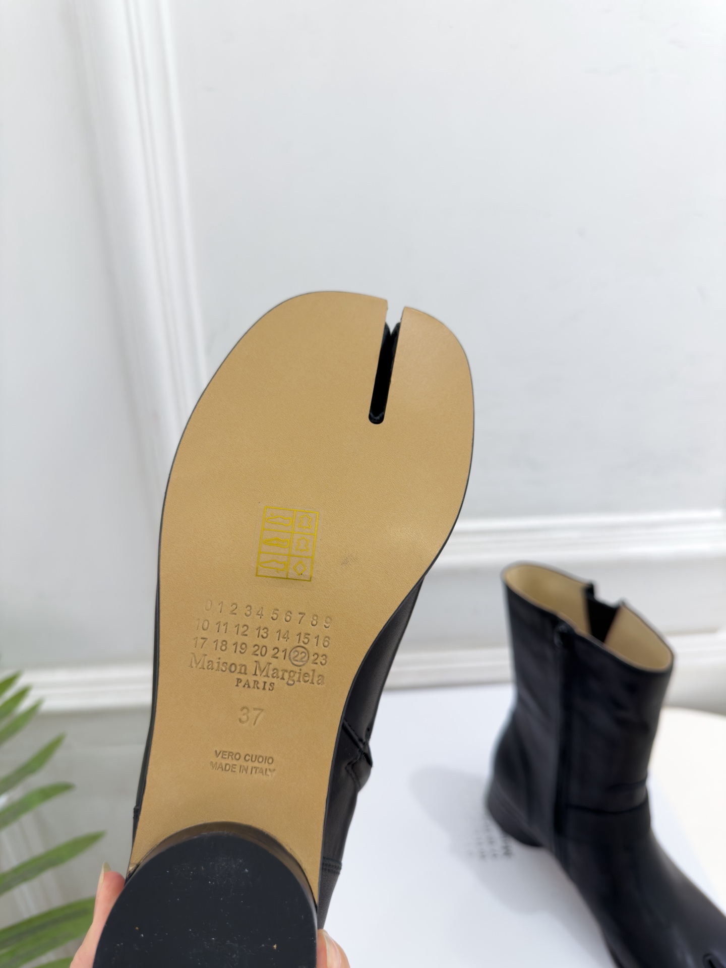 Maison Margiela· 马吉拉26𝐬𝐬 2026秋冬新品 MM6复古皮带扣分趾粗跟短靴———————— MM Maison Margiela· 马吉拉26𝐬𝐬 2026秋冬新品 MM6复古皮带扣分趾粗跟短靴———————— MM