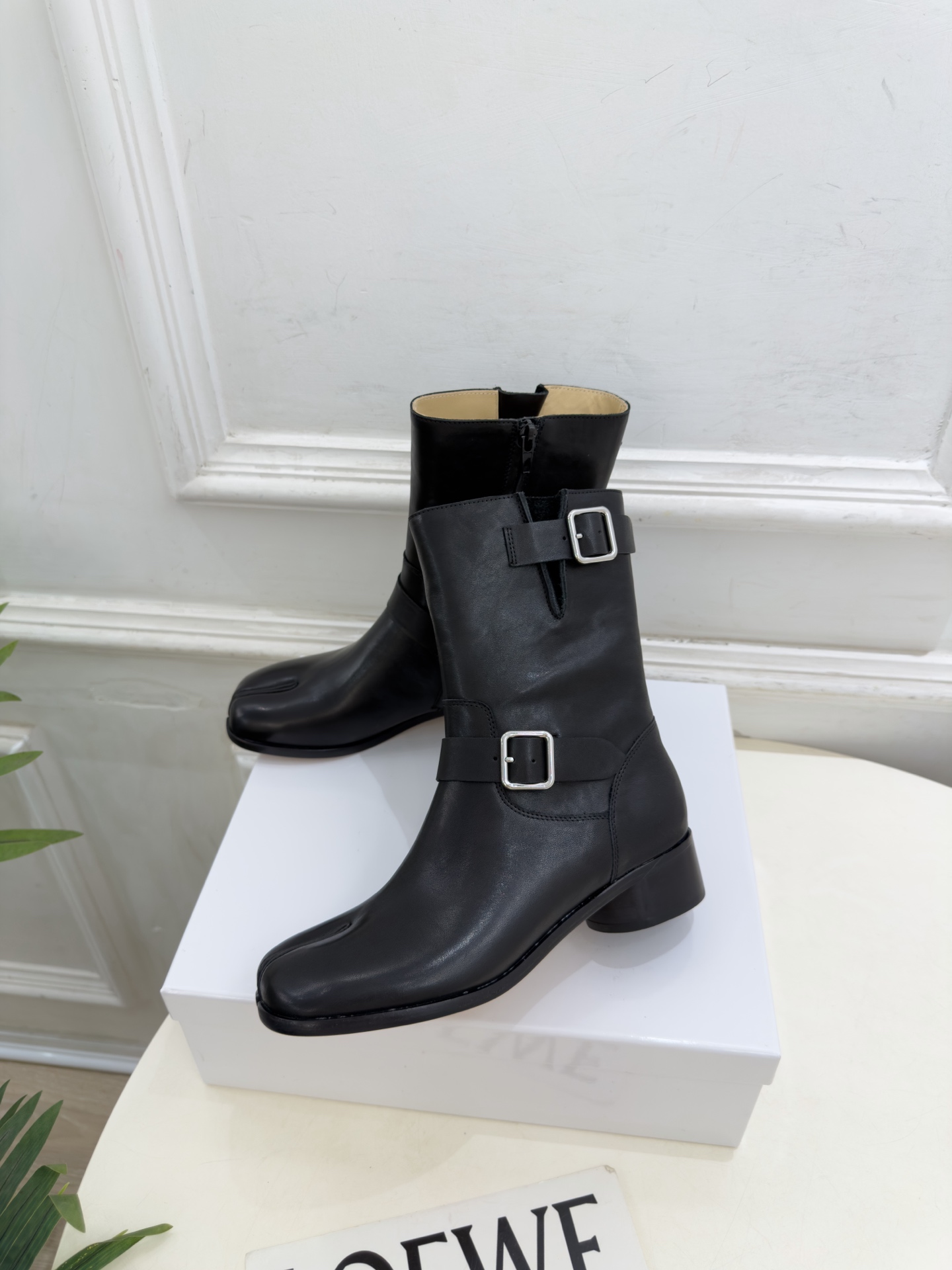 Maison Margiela· 马吉拉26𝐬𝐬 2026秋冬新品 MM6复古皮带扣分趾粗跟短靴———————— MM Maison Margiela· 马吉拉26𝐬𝐬 2026秋冬新品 MM6复古皮带扣分趾粗跟短靴———————— MM