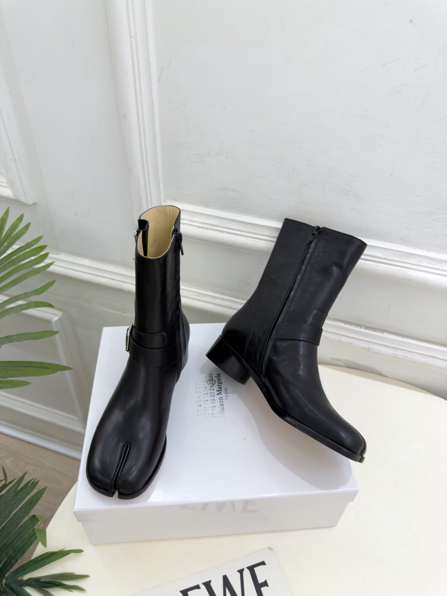 Maison Margiela· 马吉拉26𝐬𝐬 2026秋冬新品 MM6复古皮带扣分趾粗跟短靴———————— MM Maison Margiela· 马吉拉26𝐬𝐬 2026秋冬新品 MM6复古皮带扣分趾粗跟短靴———————— MM