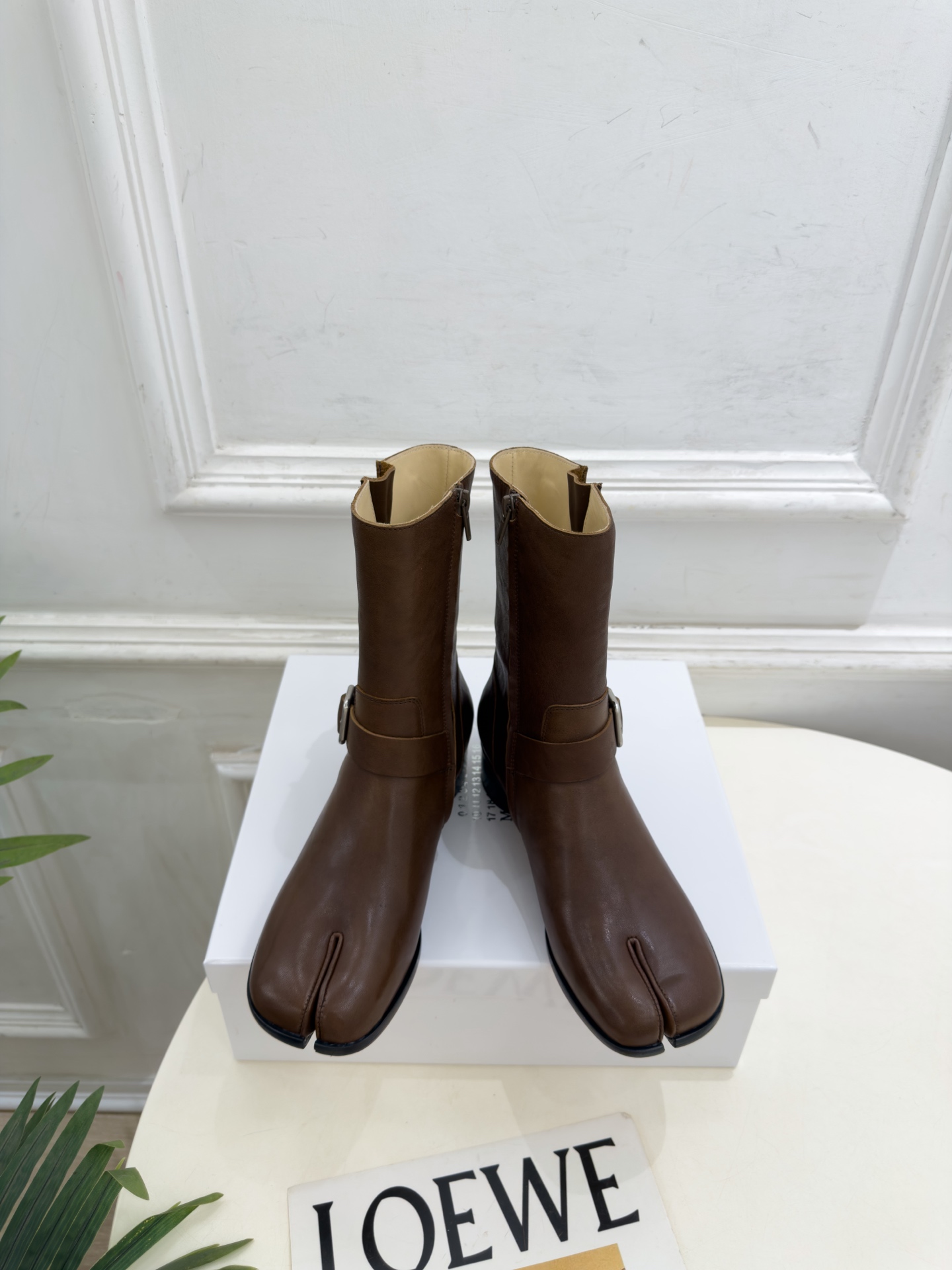 Maison Margiela· 马吉拉26𝐬𝐬  2026秋冬新品 MM6复古皮带扣分趾粗跟短靴———————— MM