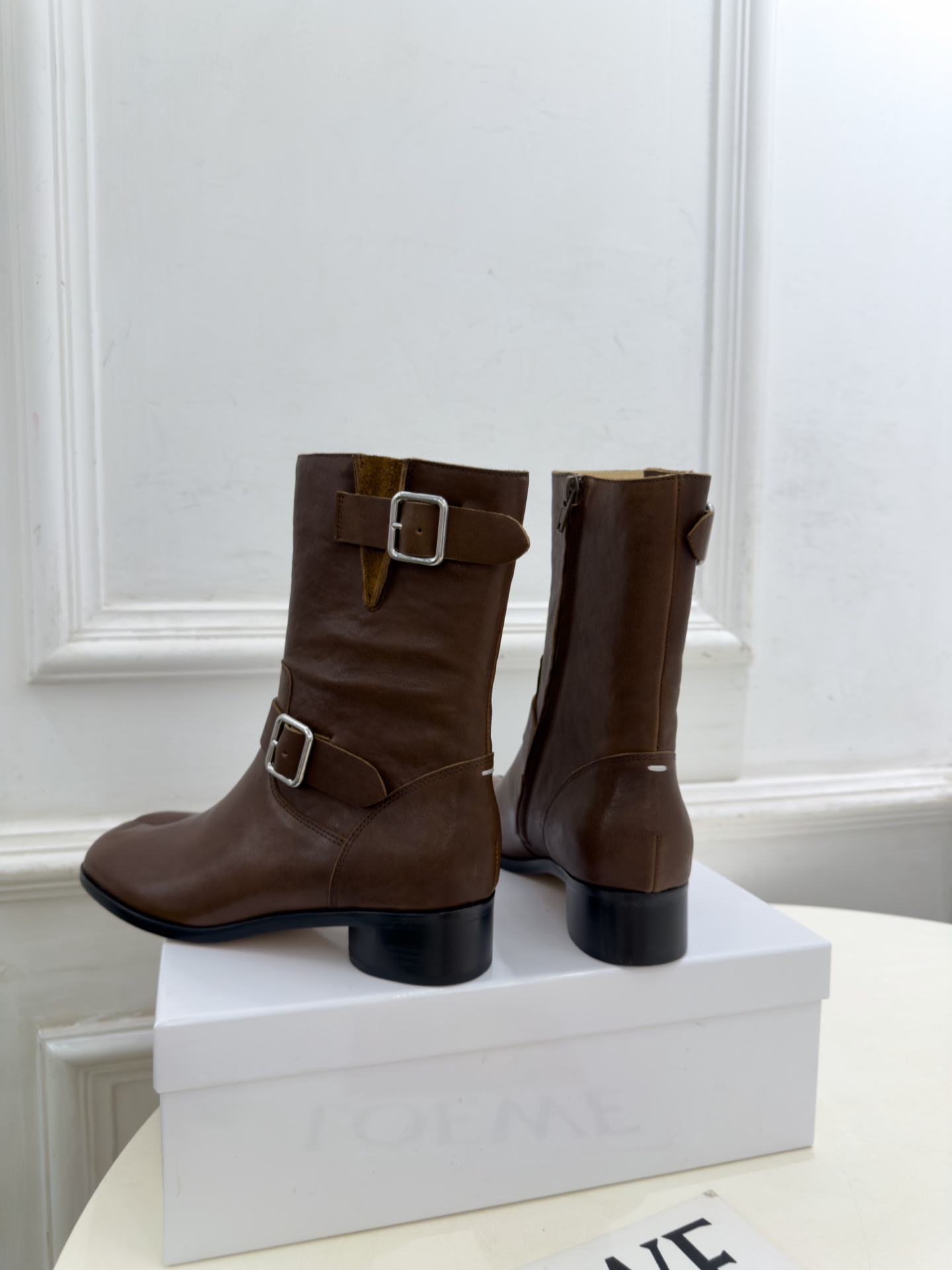 Maison Margiela· 马吉拉26𝐬𝐬 2026秋冬新品 MM6复古皮带扣分趾粗跟短靴———————— MM Maison Margiela· 马吉拉26𝐬𝐬 2026秋冬新品 MM6复古皮带扣分趾粗跟短靴———————— MM