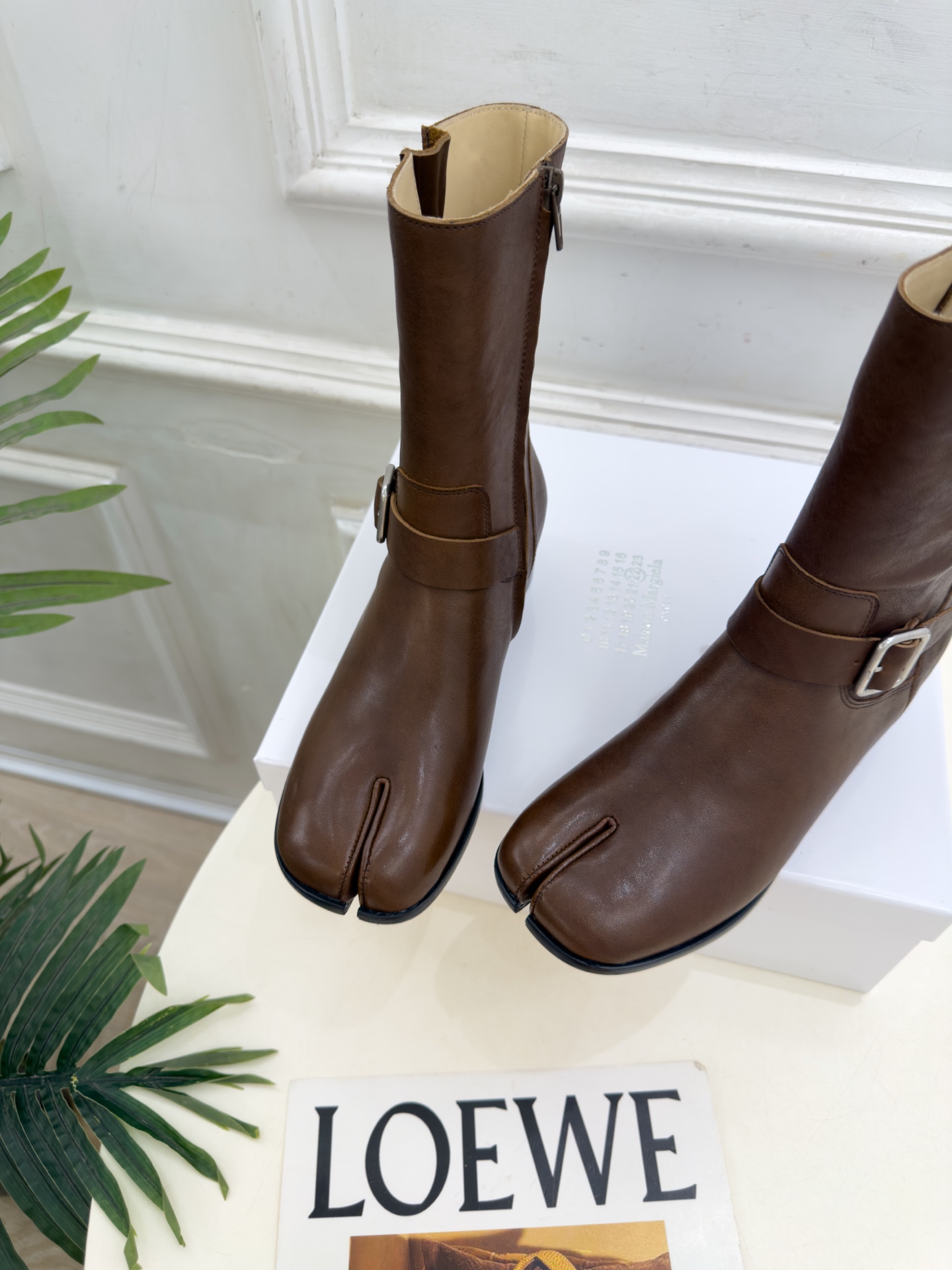 Maison Margiela· 马吉拉26𝐬𝐬 2026秋冬新品 MM6复古皮带扣分趾粗跟短靴———————— MM Maison Margiela· 马吉拉26𝐬𝐬 2026秋冬新品 MM6复古皮带扣分趾粗跟短靴———————— MM