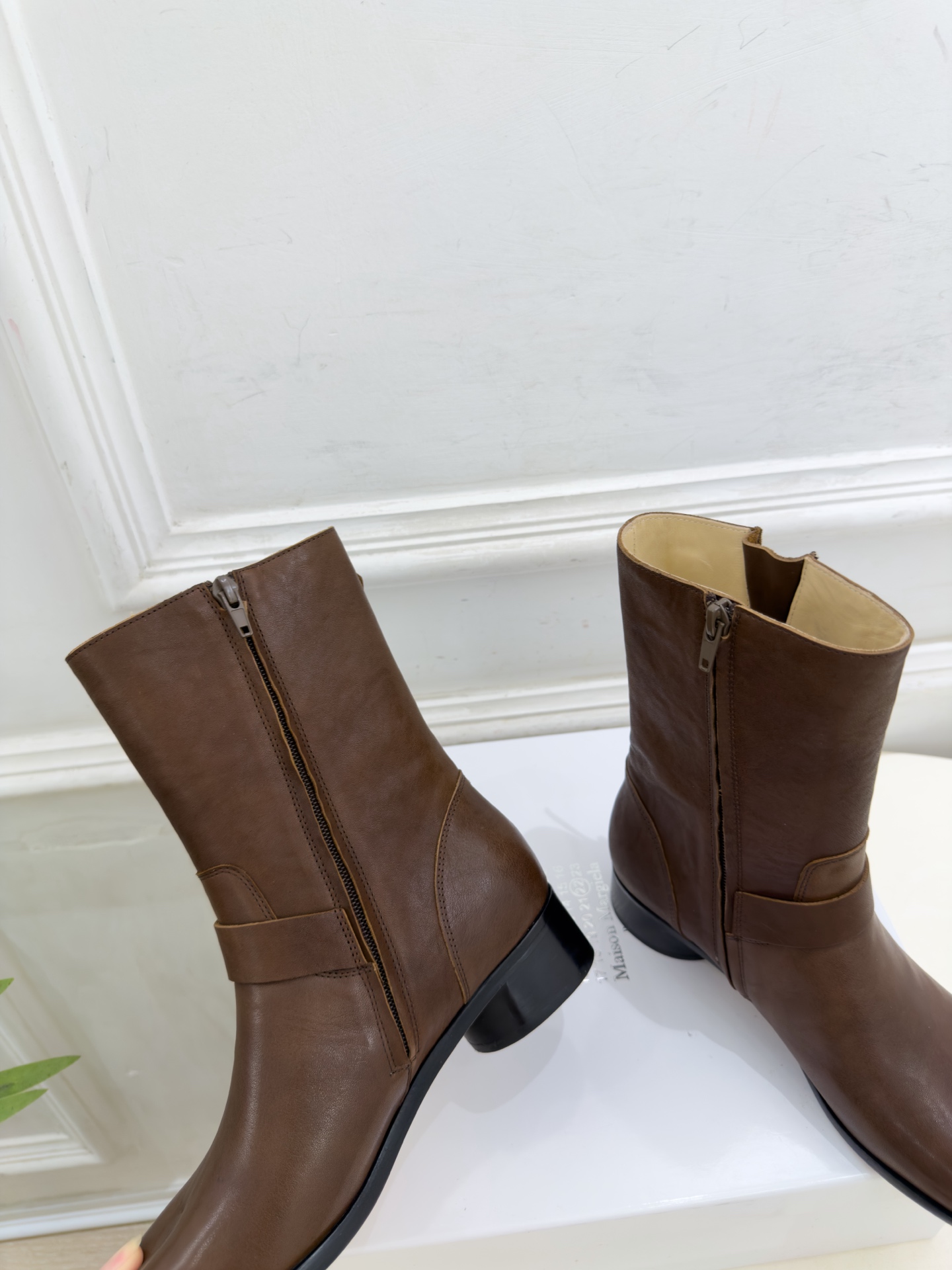 Maison Margiela· 马吉拉26𝐬𝐬 2026秋冬新品 MM6复古皮带扣分趾粗跟短靴———————— MM Maison Margiela· 马吉拉26𝐬𝐬 2026秋冬新品 MM6复古皮带扣分趾粗跟短靴———————— MM