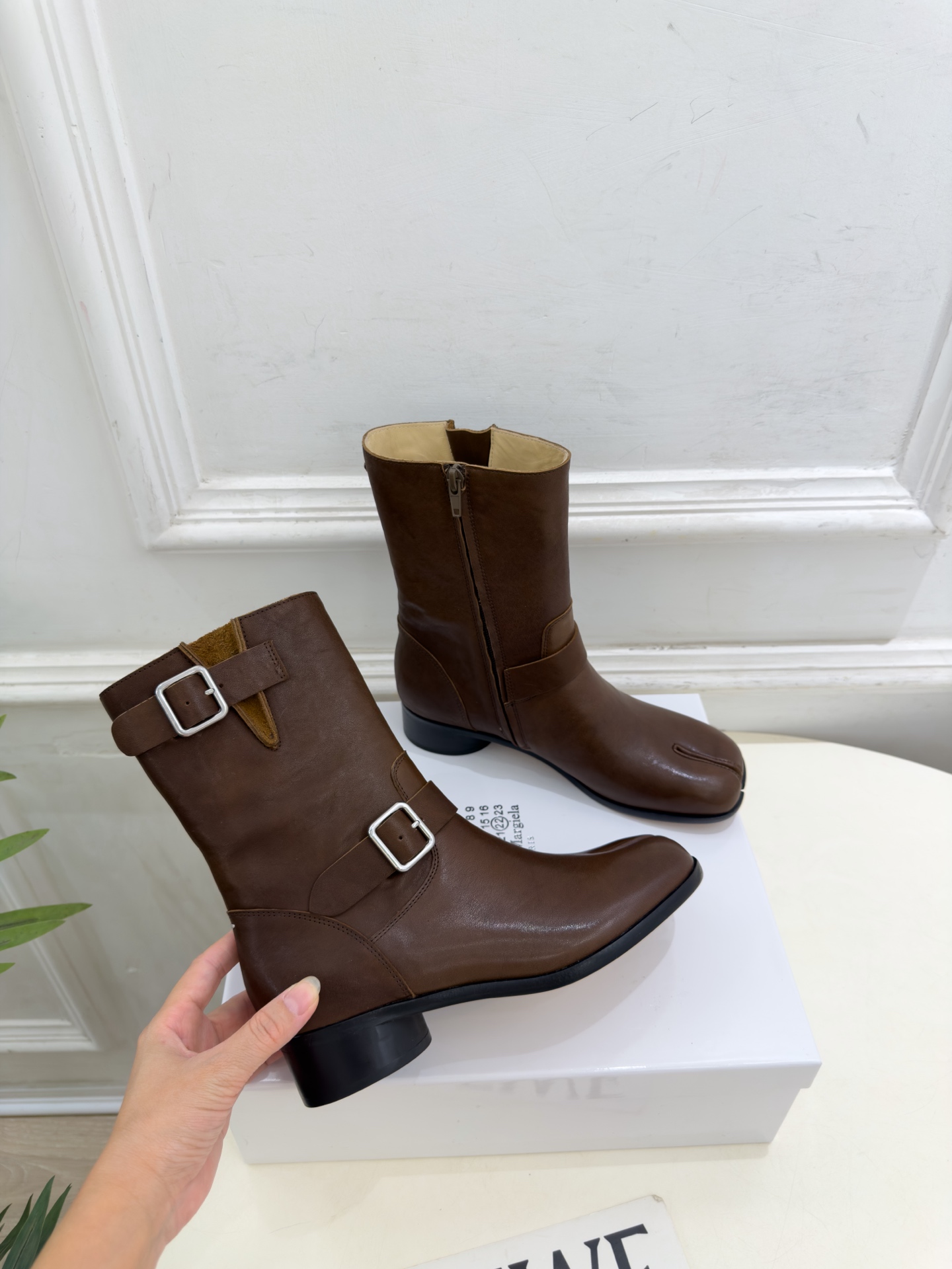 Maison Margiela· 马吉拉26𝐬𝐬 2026秋冬新品 MM6复古皮带扣分趾粗跟短靴———————— MM Maison Margiela· 马吉拉26𝐬𝐬 2026秋冬新品 MM6复古皮带扣分趾粗跟短靴———————— MM