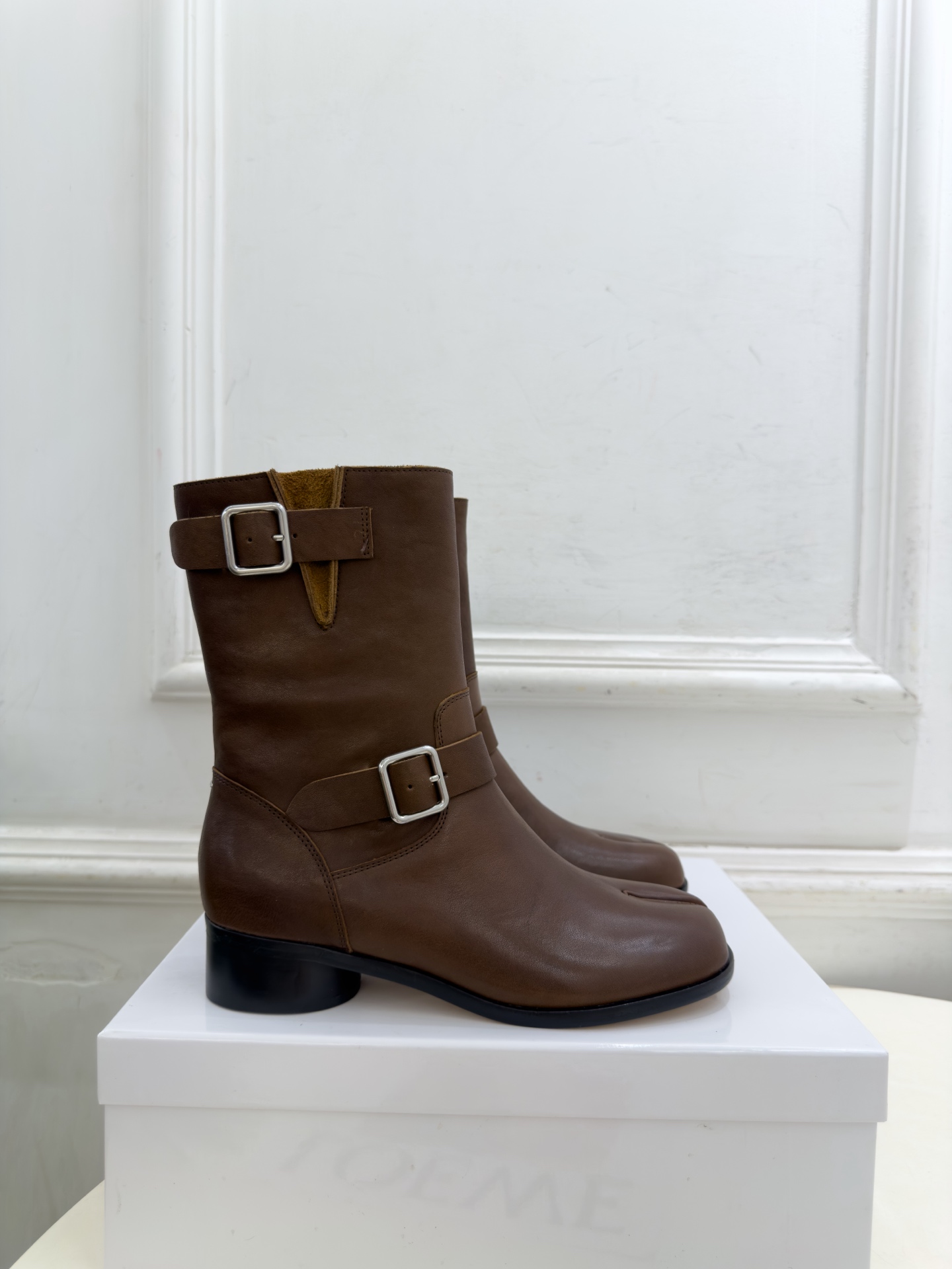 Maison Margiela· 马吉拉26𝐬𝐬 2026秋冬新品 MM6复古皮带扣分趾粗跟短靴———————— MM Maison Margiela· 马吉拉26𝐬𝐬 2026秋冬新品 MM6复古皮带扣分趾粗跟短靴———————— MM