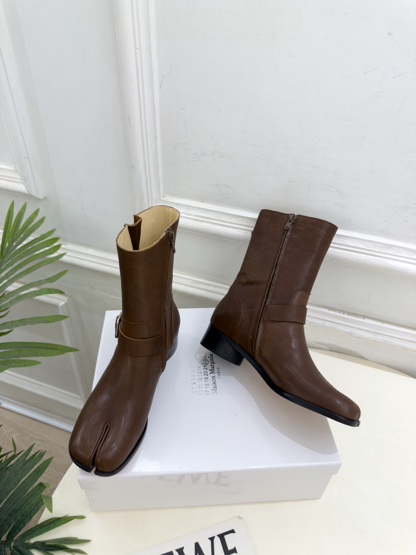 Maison Margiela· 马吉拉26𝐬𝐬 2026秋冬新品 MM6复古皮带扣分趾粗跟短靴———————— MM Maison Margiela· 马吉拉26𝐬𝐬 2026秋冬新品 MM6复古皮带扣分趾粗跟短靴———————— MM