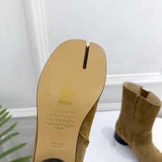 Maison Margiela· 马吉拉26𝐬𝐬 2026秋冬新品 MM6复古皮带扣分趾粗跟短靴———————— MM Maison Margiela· 马吉拉26𝐬𝐬 2026秋冬新品 MM6复古皮带扣分趾粗跟短靴———————— MM