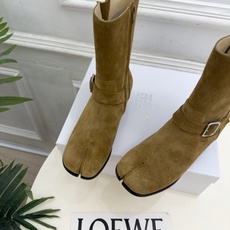 Maison Margiela· 马吉拉26𝐬𝐬 2026秋冬新品 MM6复古皮带扣分趾粗跟短靴———————— MM Maison Margiela· 马吉拉26𝐬𝐬 2026秋冬新品 MM6复古皮带扣分趾粗跟短靴———————— MM