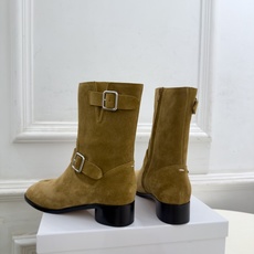 Maison Margiela· 马吉拉26𝐬𝐬 2026秋冬新品 MM6复古皮带扣分趾粗跟短靴———————— MM Maison Margiela· 马吉拉26𝐬𝐬 2026秋冬新品 MM6复古皮带扣分趾粗跟短靴———————— MM