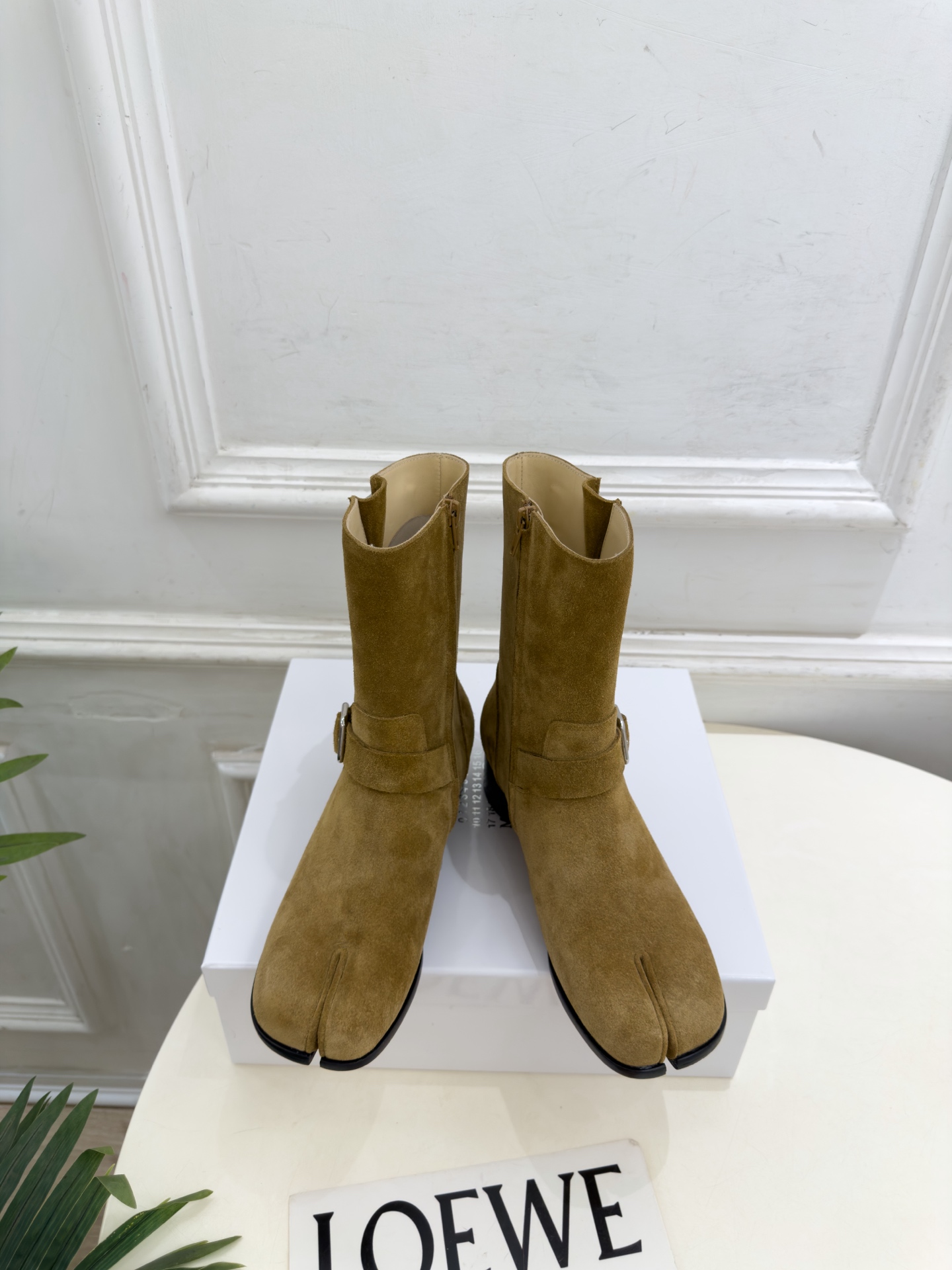 Maison Margiela· 马吉拉26𝐬𝐬  2026秋冬新品 MM6复古皮带扣分趾粗跟短靴———————— MM