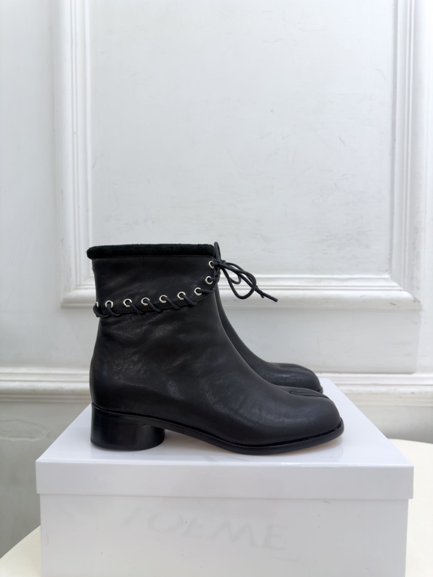 Maison Margiela· 马吉拉26𝐬𝐬  2026秋冬新品 MM6复古绑带分趾粗跟短靴———————— MM6