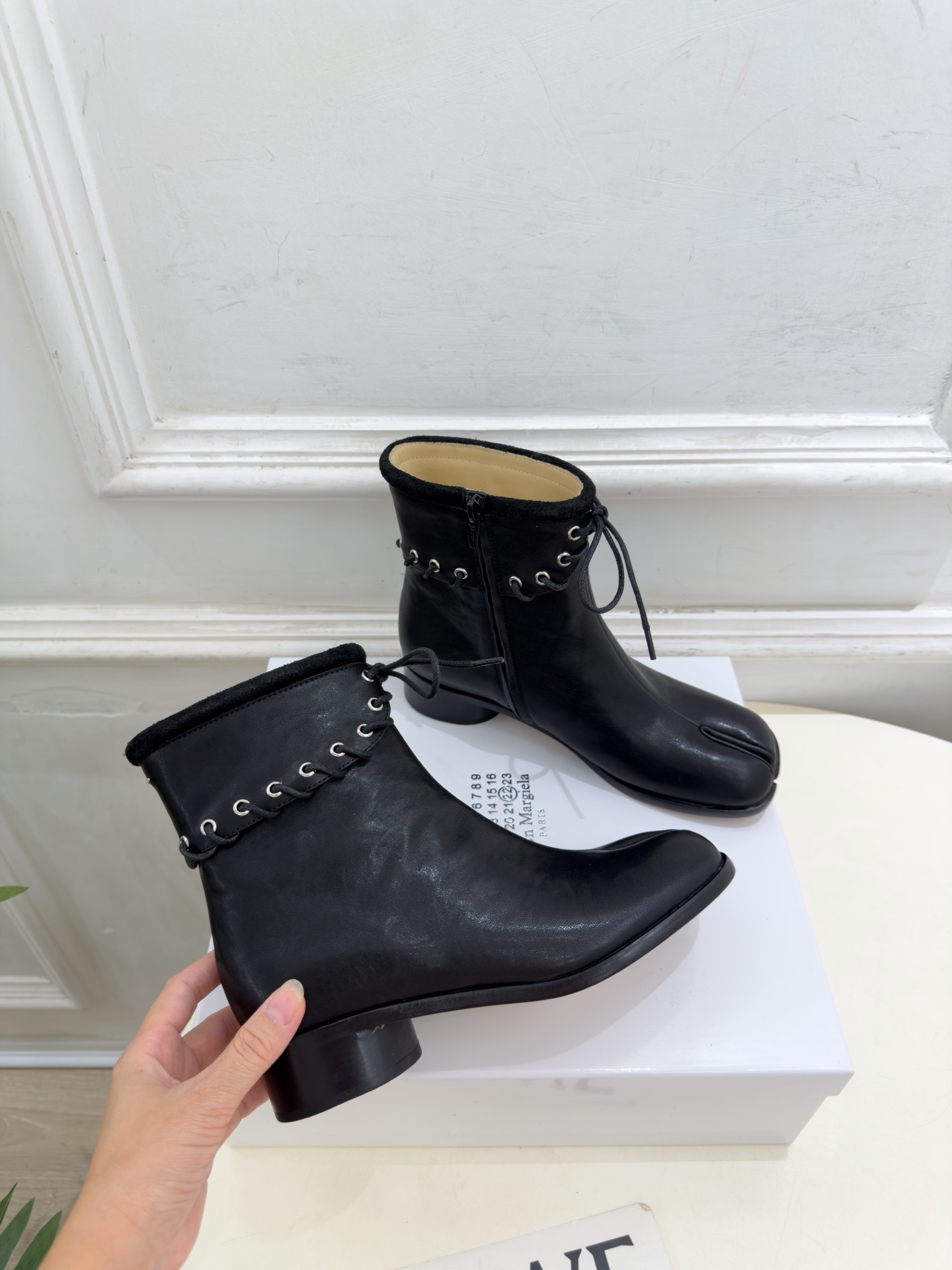 Maison Margiela· 马吉拉26𝐬𝐬  2026秋冬新品 MM6复古绑带分趾粗跟短靴———————— MM6