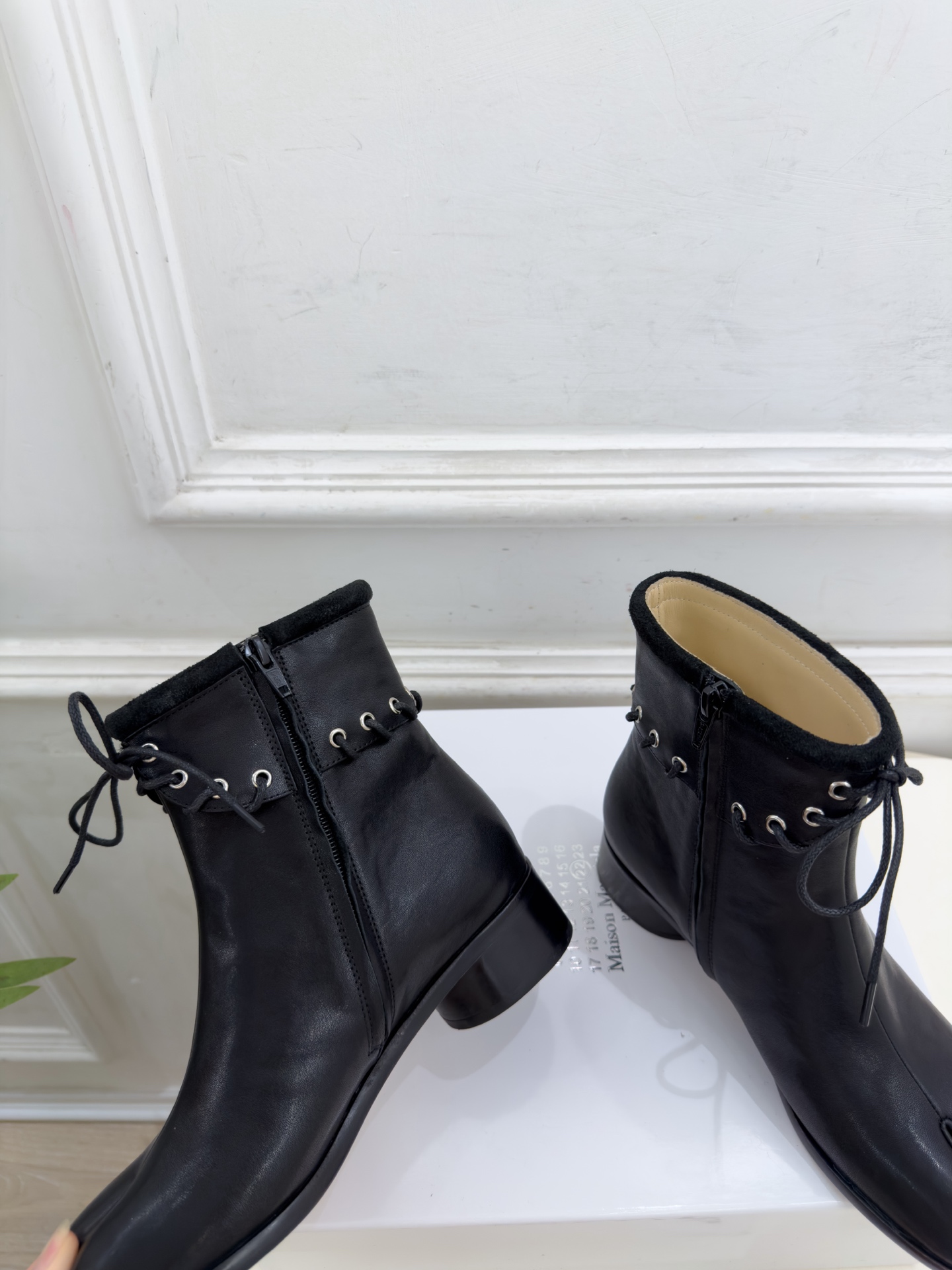 Maison Margiela· 马吉拉26𝐬𝐬  2026秋冬新品 MM6复古绑带分趾粗跟短靴———————— MM6