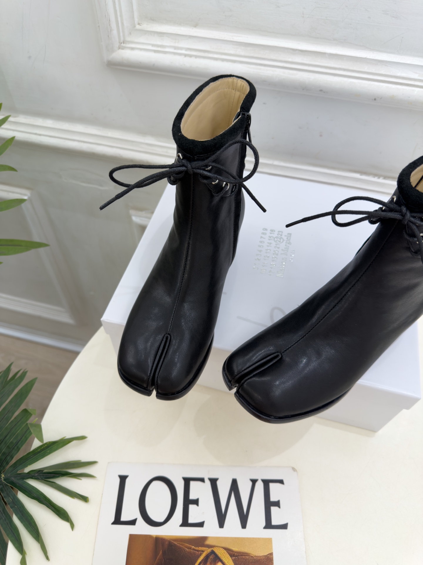 Maison Margiela· 马吉拉26𝐬𝐬  2026秋冬新品 MM6复古绑带分趾粗跟短靴———————— MM6